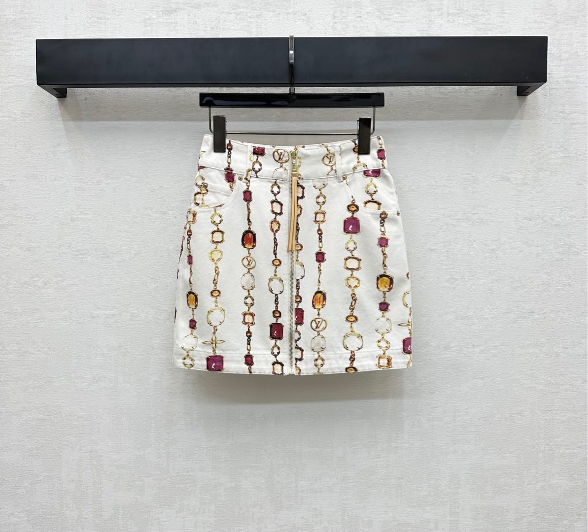 NO:431596,Louis Vuitto*2025 new product is available for printing denim skirt custom YB imported twill cotton denim material, crisp, comfortable and stylish, multi-enzyme washing, not easy to dye and decolorize, symmetrical pockets with leather buckle zipper adjustment design, easy to put on and take off, add layered look, large body full of gem chain four-leaf clover element letter pattern, highlight the brand tone, surface auxiliary material development, high waist zipper skirt tailoring, can be matched with vest vests in the same series, complete sets of wear and outfits are colorful and fashionable, series development, high version,,louis vuitton, skirts, alexander wang19860909Louis Vuitto*2025新品上架印花牛仔半裙定制YB进口斜纹全棉牛仔材质 挺括舒适有型 多重酵素水洗 不易染色脱色 对称口袋配合皮扣拉链调节设计 方便穿脱 增添造型层次感 大身满印宝石链条四叶草元素字母图案 彰显品牌调性 面辅料开发 高腰拉链半裙剪裁 可搭配同系列背心马甲 成套穿搭单穿出彩时髦 系列开发   高版本,,louis vuitton,skirts,alexander wang,Women's clothing