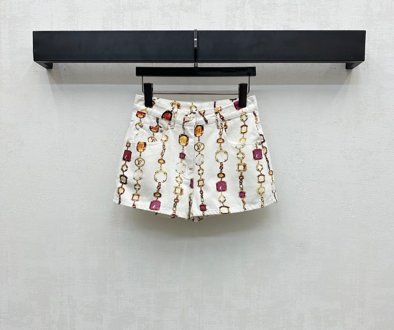 NO:431579,Louis Vuitto*2025 new product is available for printing denim shorts customized YB imported twill cotton denim material, crisp, comfortable and stylish, multi-enzyme washing, not easy to dye and decolorize, high-waist buckle symmetrical pocket style design, add layered look, large body full of gem chain four-leaf clover element letter pattern, highlight brand tone, surface auxiliary material development, high-waist buckle shorts tailored, can be matched with vest vests in the same series, complete sets of wear and outfits are brilliant and fashionable, series development, high-version, louis vuitton, shorts, alexander wang19860909Louis Vuitto*2025新品上架印花牛仔短裤定制YB进口斜纹全棉牛仔材质 挺括舒适有型 多重酵素水洗 不易染色脱色 高腰系扣对称口袋版型设计 增添造型层次感 大身满印宝石链条四叶草元素字母图案 彰显品牌调性 面辅料开发 高腰系扣短裤剪裁 可搭配同系列背心马甲 成套穿搭单穿出彩时髦 系列开发   高版本,,louis vuitton,shorts,alexander wang,Women's clothing