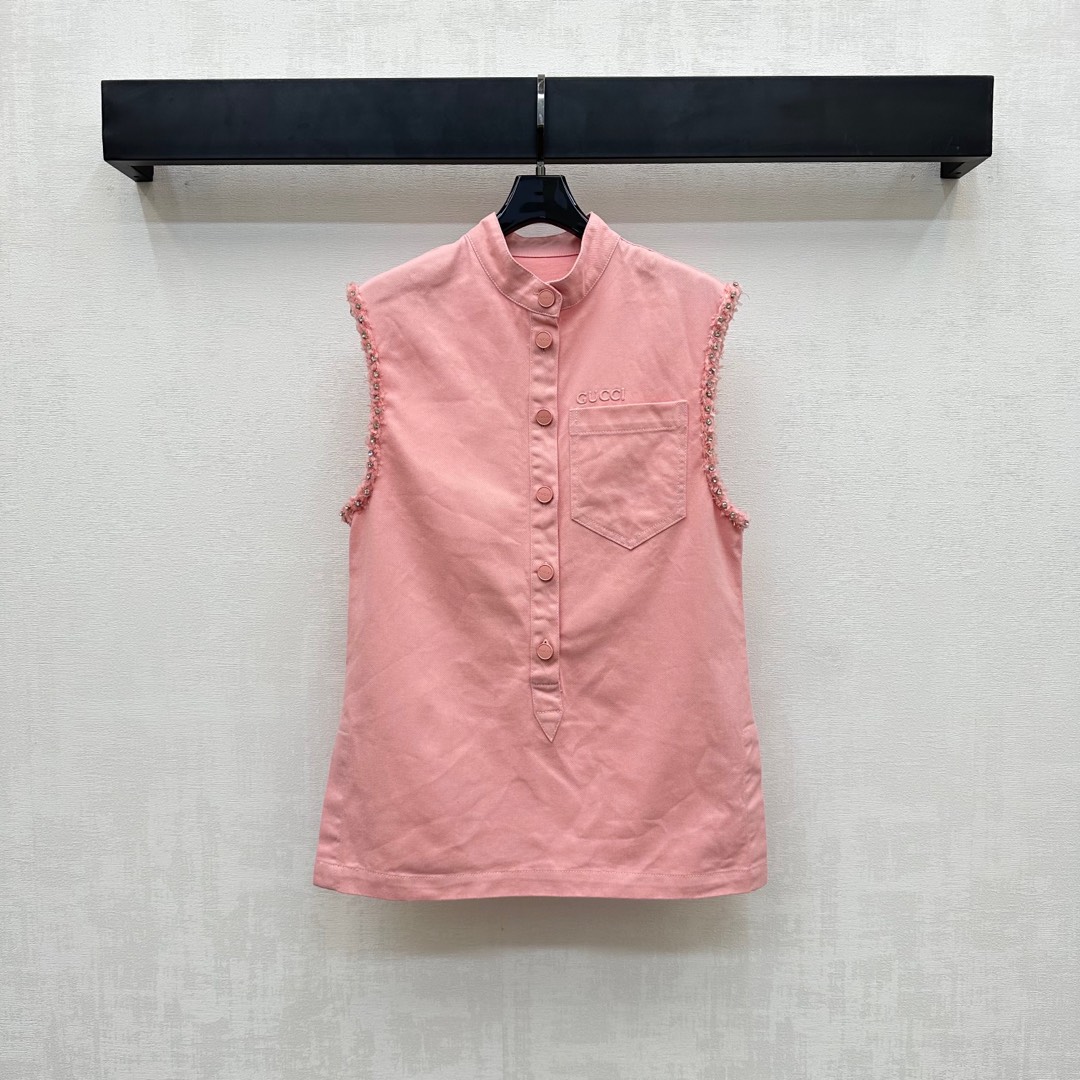 NO:432381,Gucc*2025 new product is on the shelves of heavy industry denim vest custom YB imported twill cotton denim material breathable and soft skin-friendly. Multiple enzyme washing process to create youthful and age-reducing bright colors. Retro and fashionable. Use half-plate button adjustment. With cuff decorative rhinestone hand-embroidered edge design to add layered look. The chest pockets are decorated with iconic letter embroidered logo decoration to highlight the brand tone and highlight casual temperament. The surface and auxiliary materials development Stand-collar vest tops can be tailored with the same series of skirts and pants. Easy to wear a good proportion. The set is fashionable and fashionable. High version 2 colors, gucci, skirts, alexander wang19860909Gucc*2025新品上架重工牛仔背心定制YB进口斜纹全棉牛仔材质 透气柔软亲肤 多重酵素水洗工艺处理 打造青春减龄亮色 复古又时尚 沿用半开襟纽扣调节处理 配合袖口装饰水钻手工绣花捆边设计 增添造型层次感 胸前口袋处点缀标志性字母刺绣徽标装饰 彰显品牌调性 突出休闲气质 面辅料开发 立领背心上衣剪裁 可搭配同系列裙裤装 轻松穿出好比例 成套穿搭时髦洋气 高版本2色,,gucci,skirts,alexander wang,Women's clothing
