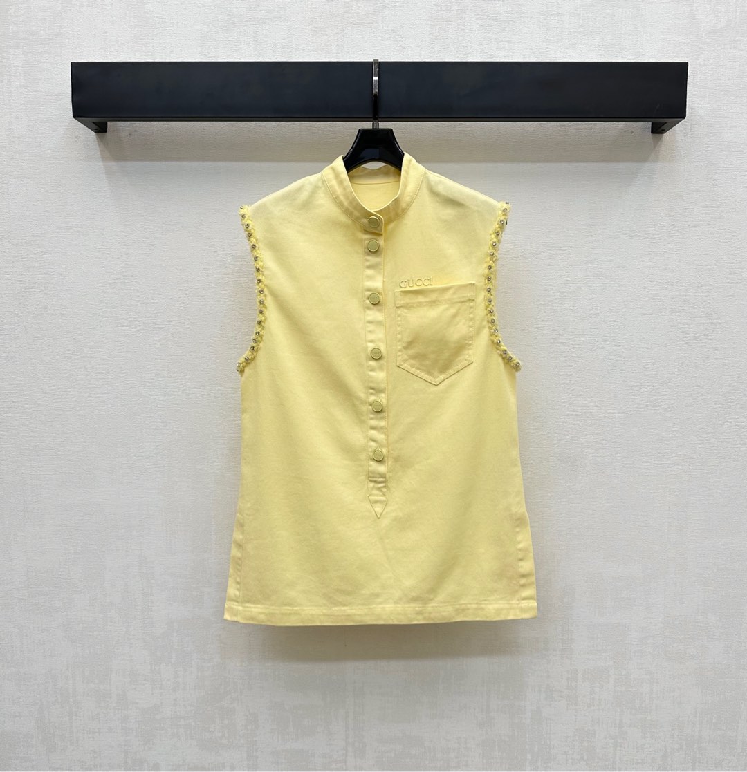 NO:432340,Gucc*2025 new product is on the shelves of heavy industry denim vest custom YB imported twill cotton denim material breathable and soft skin-friendly. Multiple enzyme washing process to create youthful and age-reducing bright colors. Retro and fashionable. Use half-plate button adjustment. Used with cuff decorative rhinestone hand-embroidered edge design to add layered look. The chest pockets are decorated with iconic letter embroidered logo decoration to highlight the brand tone and highlight casual temperament. The surface and auxiliary materials development. Stand-collar vest tops can be tailored with the same series of skirts and pants. Easy to wear a good proportion. Complete sets of fashionable and fashionable. High version 2 colors, gucci, skirts, alexander wang19860909Gucc*2025新品上架重工牛仔背心定制YB进口斜纹全棉牛仔材质 透气柔软亲肤 多重酵素水洗工艺处理 打造青春减龄亮色 复古又时尚 沿用半开襟纽扣调节处理 配合袖口装饰水钻手工绣花捆边设计 增添造型层次感 胸前口袋处点缀标志性字母刺绣徽标装饰 彰显品牌调性 突出休闲气质 面辅料开发 立领背心上衣剪裁 可搭配同系列裙裤装 轻松穿出好比例 成套穿搭时髦洋气 高版本2色,,gucci,skirts,alexander wang,Women's clothing