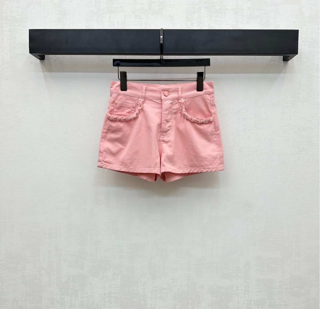 NO:432337,Gucc*2025 new product is on the shelves of heavy industry denim shorts customized YB imported twill cotton denim material breathable and soft skin-friendly. Multiple enzyme washing process to create youthful and age-reducing bright colors. Retro and fashionable. Decorated rhinestones in the pockets, hand-embroidered edge design, add layered look, letters and leather label decoration at the back waist, highlight the brand tone, highlight casual temperament, surface auxiliary materials development, high-waist button shorts cut, can be matched with the same series of vests, easy to wear, complete sets of fashionable and fashionable, high-version 2 colors,,gucci, shorts,alexander wang19860909Gucc*2025新品上架重工牛仔短裤定制YB进口斜纹全棉牛仔材质 透气柔软亲肤 多重酵素水洗工艺处理 打造青春减龄亮色 复古又时尚 口袋处装饰水钻手工绣花捆边设计 增添造型层次感 后腰间点缀字母皮标装饰 彰显品牌调性 突出休闲气质 面辅料开发 高腰系扣短裤剪裁 可搭配同系列背心 轻松穿出好比例 成套穿搭时髦洋气 高版本2色,,gucci,shorts,alexander wang,Women's clothing