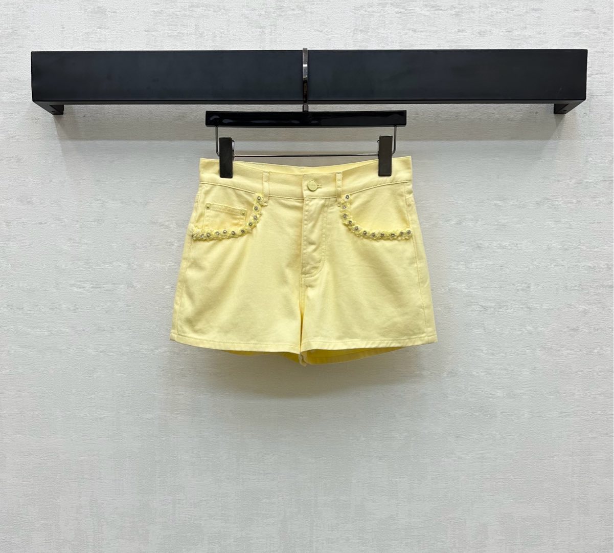 NO:432346,Gucc*2025 new product is on the shelves of heavy industry denim shorts customized YB imported twill cotton denim material breathable and soft skin-friendly. Multiple enzyme washing process to create youthful and age-reducing bright colors. Retro and fashionable. Decorated rhinestones in the pockets, hand-embroidered edge design, add layered look, letters and leather label decoration at the back waist, highlight the brand tone, highlight casual temperament, surface auxiliary materials development, high-waist button shorts cut, can be matched with the same series of vests, easy to wear, complete sets of fashionable and fashionable, high-version 2 colors,,gucci, shorts,alexander wang19860909Gucc*2025新品上架重工牛仔短裤定制YB进口斜纹全棉牛仔材质 透气柔软亲肤 多重酵素水洗工艺处理 打造青春减龄亮色 复古又时尚 口袋处装饰水钻手工绣花捆边设计 增添造型层次感 后腰间点缀字母皮标装饰 彰显品牌调性 突出休闲气质 面辅料开发 高腰系扣短裤剪裁 可搭配同系列背心 轻松穿出好比例 成套穿搭时髦洋气 高版本2色,,gucci,shorts,alexander wang,Women's clothing