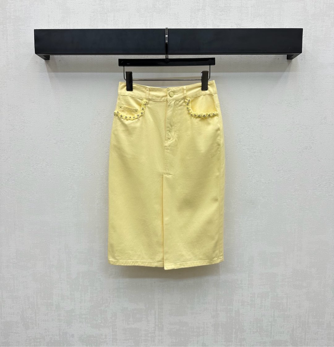 NO:432370,Gucc*2025 new product is on the shelves of heavy industry denim slit skirts customized YB imported twill cotton denim material breathable and soft skin-friendly. Multiple enzyme washing process to create youthful and age-reducing bright colors. Retro and fashionable. Decorated rhinestones in the pockets with slits to add a sense of styling. The back waist is decorated with letters and leather labels to show the brand tone and highlight the casual temperament. The surface and auxiliary materials development. High-waisted button skirt tailoring can be matched with the same series of vests. Easy to wear a good proportion. The set is fashionable and fashionable. High version 2 colors, gucci, skirts, alexander wang19860909Gucc*2025新品上架重工牛仔开衩半裙定制YB进口斜纹全棉牛仔材质 透气柔软亲肤 多重酵素水洗工艺处理 打造青春减龄亮色 复古又时尚 口袋处装饰水钻手工绣花捆边设计 配合裙摆开衩处理 增添造型层次感 后腰间点缀字母皮标装饰 彰显品牌调性 突出休闲气质 面辅料开发 高腰系扣半裙剪裁 可搭配同系列背心 轻松穿出好比例 成套穿搭时髦洋气 高版本2色,,gucci,skirts,alexander wang,Women's clothing