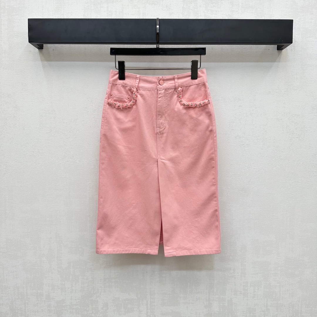 NO:432357,Gucc*2025 new product is on the shelves of heavy industry denim slit skirts customized YB imported twill cotton denim material breathable and soft skin-friendly. Multiple enzyme washing process to create youthful and age-reducing bright colors. Retro and fashionable. Decorated rhinestones in the pockets with slits to add a sense of styling. The back waist is decorated with letters and leather labels to show the brand tone and highlight the casual temperament. The surface and auxiliary materials development. High-waisted button skirt tailoring can be matched with the same series of vests. Easy to wear a good proportion. The set is fashionable and fashionable. High version 2 colors, gucci, skirts, alexander wang19860909Gucc*2025新品上架重工牛仔开衩半裙定制YB进口斜纹全棉牛仔材质 透气柔软亲肤 多重酵素水洗工艺处理 打造青春减龄亮色 复古又时尚 口袋处装饰水钻手工绣花捆边设计 配合裙摆开衩处理 增添造型层次感 后腰间点缀字母皮标装饰 彰显品牌调性 突出休闲气质 面辅料开发 高腰系扣半裙剪裁 可搭配同系列背心 轻松穿出好比例 成套穿搭时髦洋气 高版本2色,,gucci,skirts,alexander wang,Women's clothing