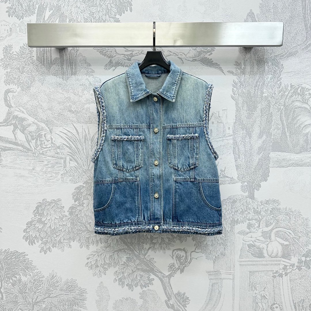 NO:433793,Chane*2025 new product is on the shelves of woven denim vest custom YB imported twill cotton denim material breathable and comfortable and stylish Multi-enzyme washing process to create a uniform dark blue natural pleated whitening effect retro and fashionable Chest symmetrical flip pocket pattern design Add styling layering The edges of the hem cuff pockets are embellished with blue and white alternate braided texture ropes and straps to show the brand tone Developing surface accessories Lapel vest jacket tailoring Can be matched with the same series of skirts and pants Complete sets highlight the casual temperament and easily wear good proportions High-version 36 38 40,,chanel, skirts, jackets & coats,alexander wang19860909Chane*2025新品上架编织牛仔马甲定制YB进口斜纹棉牛仔材质 透气舒适有型 多重酵素水洗工艺处理 打造均匀深蓝色自然褶皱磨白效果 复古又时尚 胸前对称翻盖口袋版型设计 增添造型层次感 下摆袖口口袋边缘点缀蓝白交替编织纹路绳带装饰 彰显品牌调性 面辅料开发 翻领马甲外套剪裁 可搭配同系列裙裤装 成套穿搭突出休闲气质 轻松穿出好比例   高版本36 38 40,,chanel,skirts,jackets & coats,alexander wang,Women's clothing