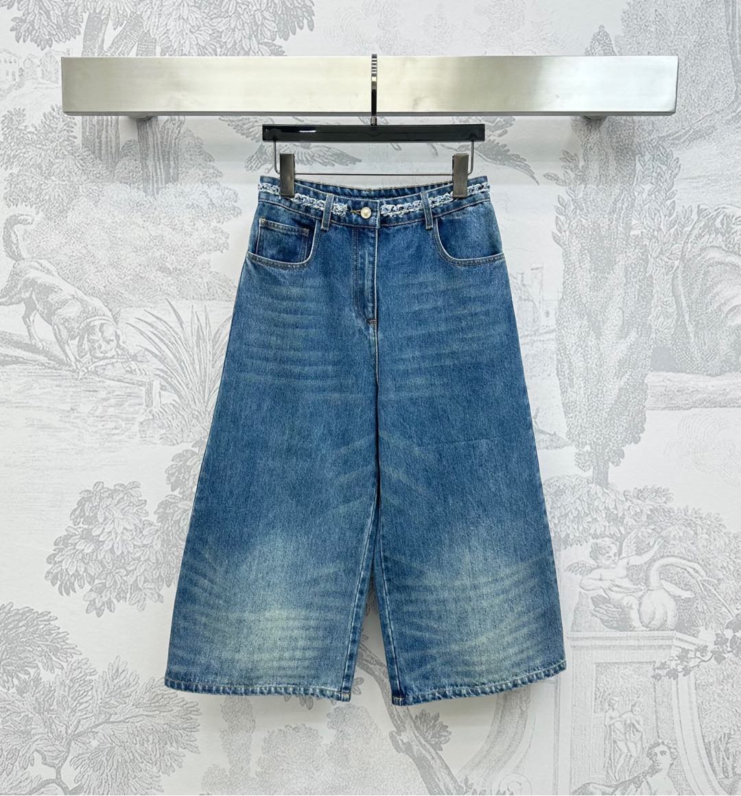 NO:433787,Chane*2025 new product is on the shelves of woven denim crop pants customized YB imported twill cotton denim material breathable and comfortable and stylish Multi-enzyme washing process to create a uniform dark blue natural pleated whitening effect retro and fashionable High-waist buckle symmetrical pocket pattern design Add a sense of styling layering The waist embellishes the alternating braided texture ropes and straps to show the brand tone Develop the surface auxiliary material development High-waist 7-point mid-trouser pants cut can be matched with the same series of vests. Complete sets of outfits highlight casual temperament and easy to wear a good proportion. High-version 36 38 40, chanel, alexander wang19860909Chane*2025新品上架编织牛仔七分裤定制YB进口斜纹棉牛仔材质 透气舒适有型 多重酵素水洗工艺处理 打造均匀深蓝色自然褶皱磨白效果 复古又时尚 高腰系扣对称口袋版型设计 增添造型层次感 腰间点缀蓝白交替编织纹路绳带装饰 彰显品牌调性 面辅料开发 高腰七分中裤剪裁 可搭配同系列马甲 成套穿搭突出休闲气质 轻松穿出好比例   高版本36 38 40,,chanel,alexander wang,Women's clothing