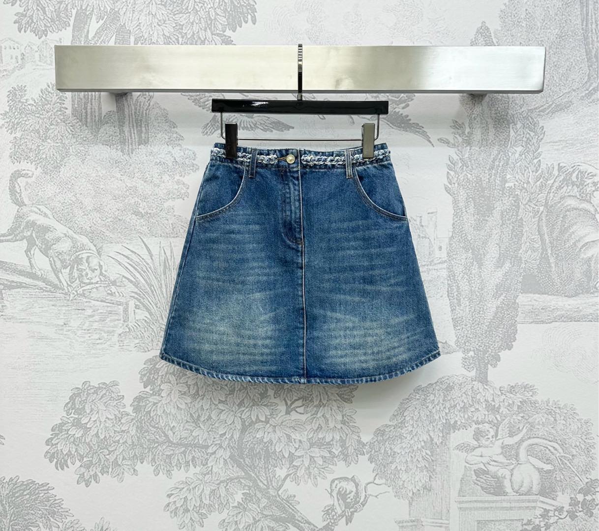 NO:433775,Chane*2025 new product is on the shelves of woven denim skirts custom YB imported twill cotton denim material breathable and comfortable and stylish Multi-enzyme washing process to create a uniform dark blue natural pleated whitening effect Retro and fashionable High-waist buckle symmetrical pocket pattern design Add a sense of styling layering The waist is embellished with blue and white alternate braided texture ropes and straps to show the brand tone Developed Facial auxiliary materials High-waist A-line short skirt cut Can be matched with the same series of vests Complete sets highlight the casual temperament and easily wear good proportions High-version 36 38 40,,chanel, skirts,alexander wang19860909Chane*2025新品上架编织牛仔半裙定制YB进口斜纹棉牛仔材质 透气舒适有型 多重酵素水洗工艺处理 打造均匀深蓝色自然褶皱磨白效果 复古又时尚 高腰系扣对称口袋版型设计 增添造型层次感 腰间点缀蓝白交替编织纹路绳带装饰 彰显品牌调性 面辅料开发 高腰A字短裙剪裁 可搭配同系列马甲 成套穿搭突出休闲气质 轻松穿出好比例   高版本36 38 40,,chanel,skirts,alexander wang,Women's clothing