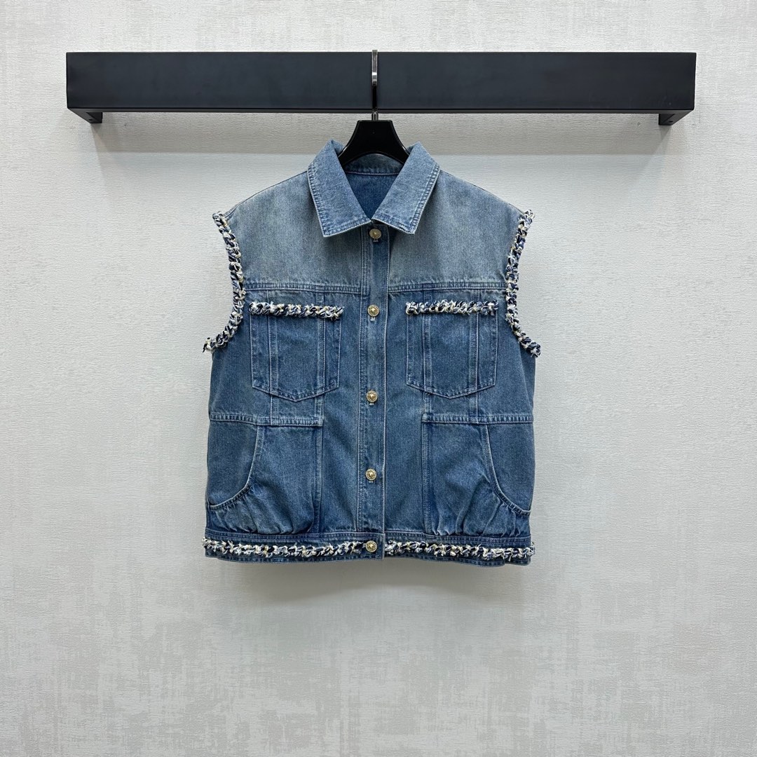 NO:434172,Chane*2025 new product is on the shelves of the tying denim vest custom YB imported twill cotton denim material Multi-washed, crisp and stylish, chain-woven typing, wrapping design, highlighting the brand tone, exquisite plaid button adjustment, add layering, gradient washing process from deep to shallow, modify body shape beautification ratio, surface auxiliary material development, lapel vest jacket tailoring, can be matched with the same series of skirts and pants, complete sets or single wear, high-end version, chanel, skirts, jackets & coats, alexander wang19860909Chane*2025新品上架捆边牛仔马甲定制YB进口斜纹棉牛仔材质 多重水洗 挺括有型 通体沿用链条编织捆边包裹设计 彰显品牌调性 精致开襟纽扣调节 增添造型层次感 由深至浅的渐变水洗工艺 修饰身型美化比例 面辅料开发 翻领马甲外套剪裁 可搭配同系列裙裤装 成套或单穿都出彩时髦  高版本,,chanel,skirts,jackets & coats,alexander wang,Women's clothing