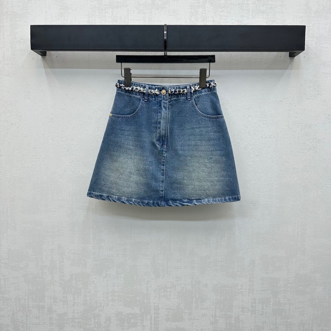 NO:434183,Chane*2025 new product is on the shelves of high waist tie-edged denim skirts custom YB imported twill cotton denim material Multi-washed, crisp and stylish, waist head is weaved with chain woven edges, and is matched with the back hip pocket double C logo to highlight the brand tone. The overall denim blue grinding and white pleated wrinkles are designed. The upper body is retro and fashionable to add a sense of styling. The surface auxiliary material development. A-line skirt style tailoring can be matched with the same series of vests. It is both brilliant and fashionable in complete sets or single wear. High-end version, chanel, skirts, alexander wang19860909Chane*2025新品上架高腰捆边牛仔半裙定制YB进口斜纹棉牛仔材质 多重水洗 挺括有型 腰头沿用链条编织捆边包裹处理 配合后臀口袋双C徽标相互呼应 彰显品牌调性 整体牛仔蓝色磨白褶皱痕迹设计 上身复古时尚增添造型层次感 面辅料开发 系扣A字半裙版型剪裁 可搭配同系列马甲 成套或单穿都出彩时髦  高版本,,chanel,skirts,alexander wang,Women's clothing