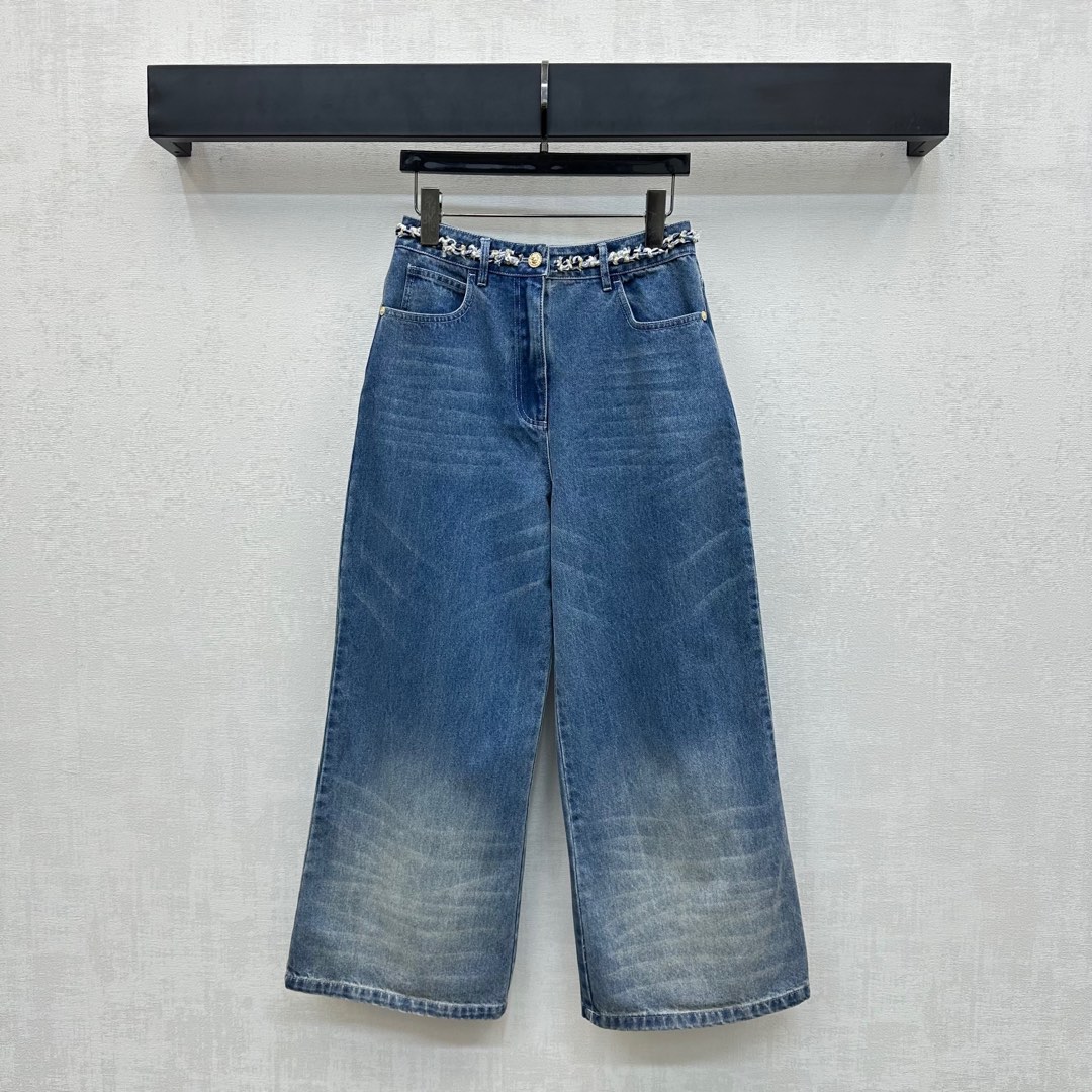 NO:434187,Chane*2025 new product is available on the shelves of high waist tie-edged denim twill twill jeans custom YB imported twill cotton denim material Multi-washed, crisp and stylish waist head is weaved with chain woven edges, and is matched with the back hip pocket double C logo to highlight the brand tone. The overall denim blue grinding and white wrinkle mark design. The upper body is retro and fashionable to add a sense of styling. The surface auxiliary material development. Clothes are tailored and cut. Can be matched with the same series of vests. It is both brilliant and fashionable in complete sets or single wear. High-version, chanel, alexander wang19860909Chane*2025新品上架高腰捆边牛仔八分裤定制YB进口斜纹棉牛仔材质 多重水洗 挺括有型 腰头沿用链条编织捆边包裹处理 配合后臀口袋双C徽标相互呼应 彰显品牌调性 整体牛仔蓝色磨白褶皱痕迹设计 上身复古时尚增添造型层次感 面辅料开发 系扣八分裤剪裁 可搭配同系列马甲 成套或单穿都出彩时髦  高版本,,chanel,alexander wang,Women's clothing