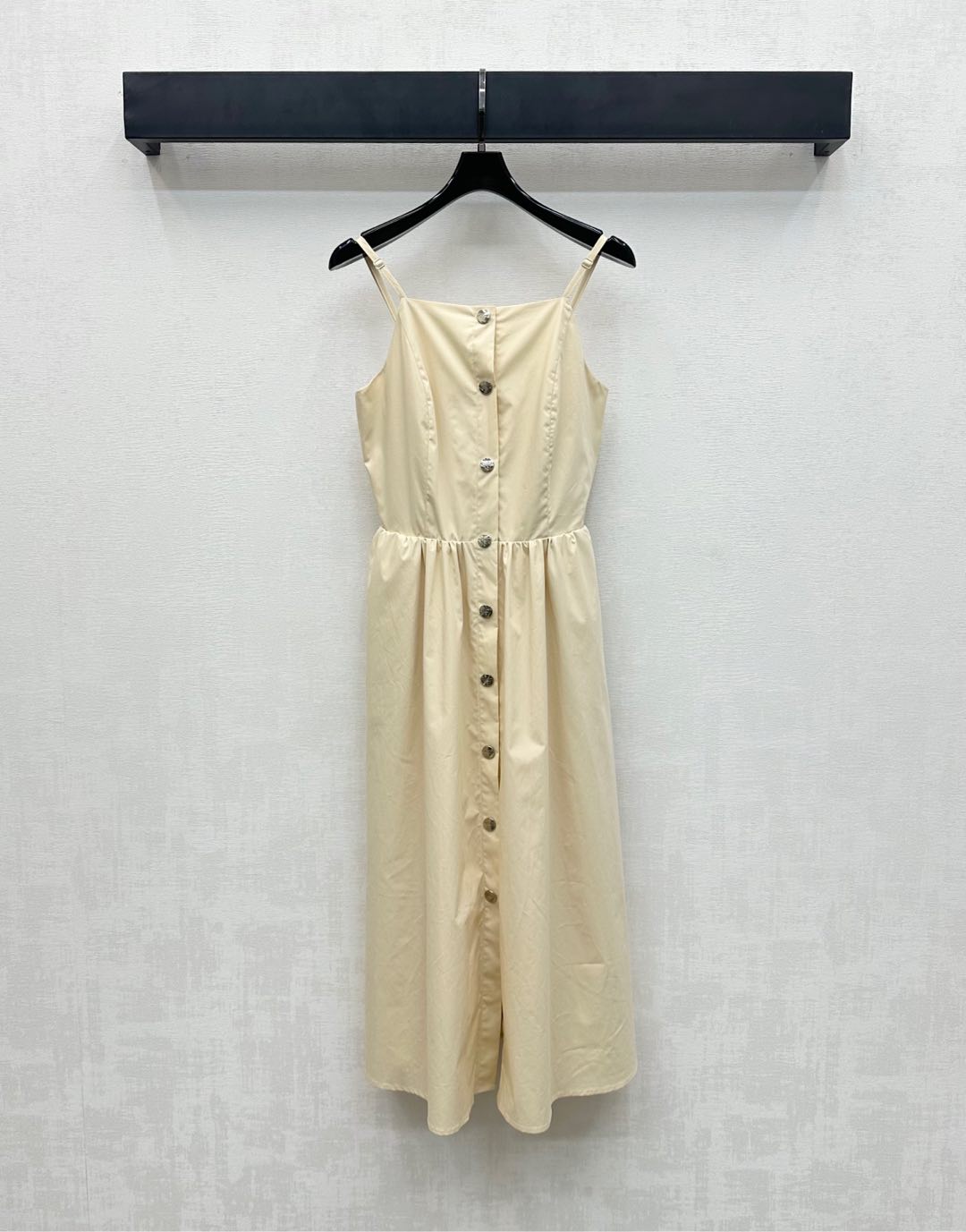 NO:434608,Prad*2025 new product on-sling dress with a shelves custom YB imported twill cotton material, comfortable and crisp, decorated with open-clad buttons to facilitate putting on and off, and embellished with the iconic triangle logo on the buttons to show the brand tone. Use symmetrical pocket-slinging pocket-shaped pleated skirt design to add styling layering, surface auxiliary materials development, suspender vest dress tailoring, easy to create good proportions, full age-reducing college style, high-version 2 colors,,prada, skirts,alexander wang19860909Prad*2025新品上架吊带连衣裙定制YB进口斜纹全棉材质 舒适挺括有型 饰以开襟纽扣调节方便穿脱 配合纽扣上刻印标志性三角徽标点缀装饰 彰显品牌调性 沿用对称插兜口袋版型压褶裙摆设计 增添造型层次感 面辅料开发 吊带背心连衣裙剪裁 轻松打造好比例 穿搭满满减龄学院风格  高版本2色,,prada,skirts,alexander wang,Women's clothing