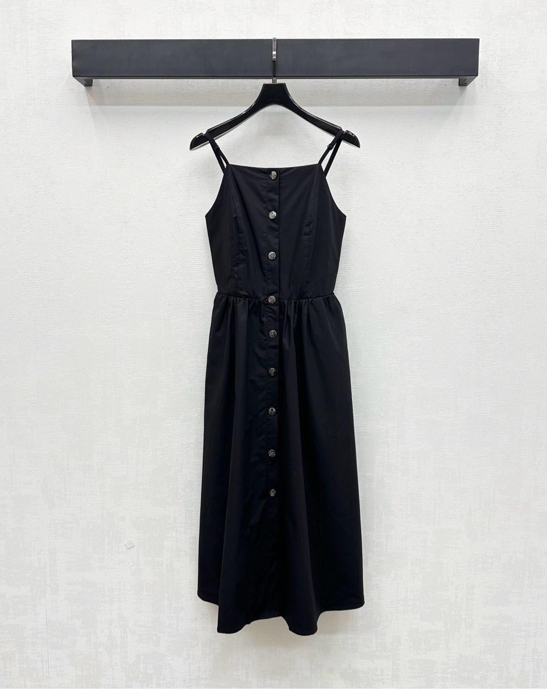 NO:434612,Prad*2025 new product on-sling dress with a shelves custom YB imported twill cotton material, comfortable and crisp, decorated with open-clad buttons to facilitate putting on and off, and embellished with the iconic triangle logo on the buttons to show the brand tone. Use symmetrical pocket-slinging pocket-shaped pleated skirt design to add styling layering, surface auxiliary materials development, suspender vest dress tailoring, easy to create good proportions, full age-reducing college style, high-version 2 colors,,prada, skirts,alexander wang19860909Prad*2025新品上架吊带连衣裙定制YB进口斜纹全棉材质 舒适挺括有型 饰以开襟纽扣调节方便穿脱 配合纽扣上刻印标志性三角徽标点缀装饰 彰显品牌调性 沿用对称插兜口袋版型压褶裙摆设计 增添造型层次感 面辅料开发 吊带背心连衣裙剪裁 轻松打造好比例 穿搭满满减龄学院风格  高版本2色,,prada,skirts,alexander wang,Women's clothing