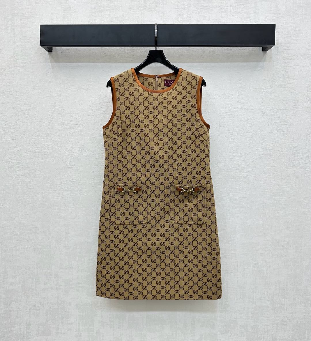 NO:434604,Gucc*2025 new product is on the shelves of the jacquard vest skirt custom YB imported jacquard material, crisp, high-end and stylish, the whole body uses the iconic double G jacquard elements to highlight the brand tone, the collar cuffs are decorated with leather edges, and the waist and hips are decorated with horseshoe buckles to add a sense of styling. The surface and auxiliary materials are developed. Sleeveless dress tailoring, the upper body is elegant and retro, the essential outfit for casual commuting and dates. High-version, gucci, skirts, alexander wang19860909Gucc*2025新品上架提花背心裙定制YB进口提花材质 挺括高级有型 通体沿用标志性双G提花元素 彰显品牌调性 领边袖口饰以皮革包边设计 配合腰胯对称口袋马蹄链扣装饰 增添造型层次感 面辅料开发 无袖连衣裙剪裁 上身优雅复古 休闲通勤约会必备穿搭  高版本,,gucci,skirts,alexander wang,Women's clothing