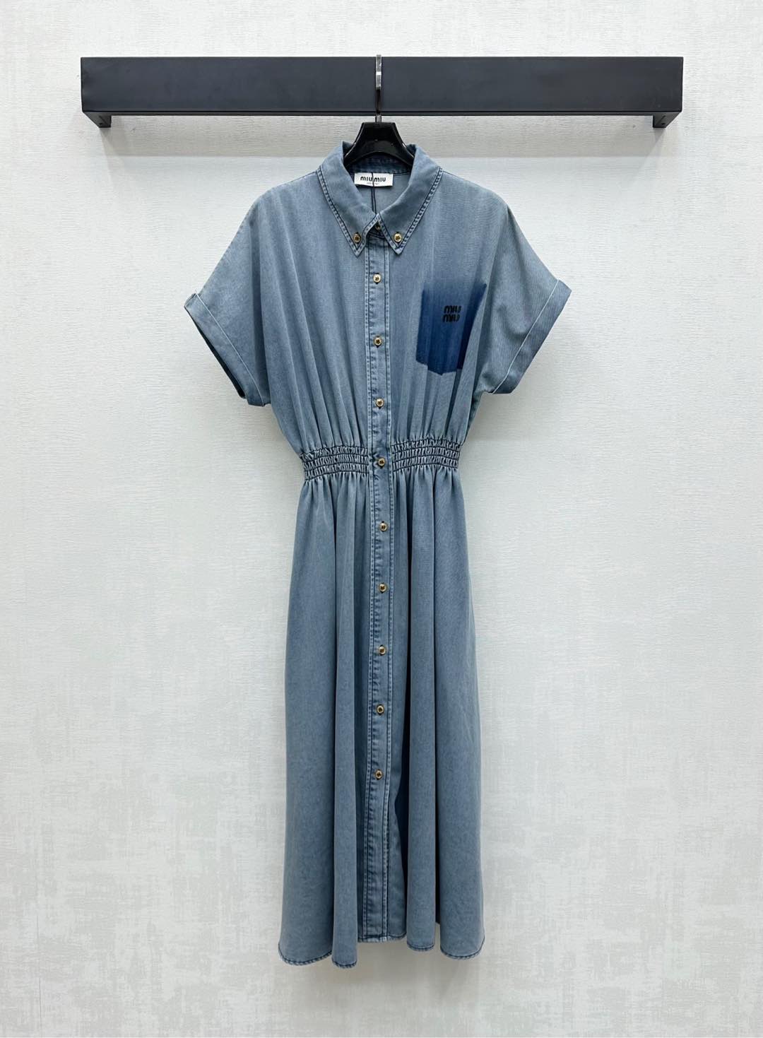 NO:434613,Miumi*2025 new product is on the shelves of denim dresses, custom YB imported cotton denim material, breathable and comfortable, delicate texture, easy to put on and off, combined with the pleated skirt design, high-end slimming on the upper body, adding layered styling, and the chest is decorated with iconic letters and logo logos to highlight the brand tone, facial accessories development, lapel wide-sleeved dress tailoring, daily commuting and date wear simple and atmospheric, brilliant and fashionable, high-end version,,miumiu, skirts,alexander wang19860909Miumi*2025新品上架牛仔连衣裙定制YB进口全棉牛仔材质 透气舒适 质感细腻 沿用开襟纽扣调节方便穿脱 配合压褶裙摆设计 上身高级显瘦 增添造型层次感 胸前融入标志性字母印花徽标装饰 彰显品牌调性 面辅料开发 翻领阔袖连衣裙剪裁 日常通勤约会穿搭简约大气 出彩时髦  高版本,,miumiu,skirts,alexander wang,Women's clothing