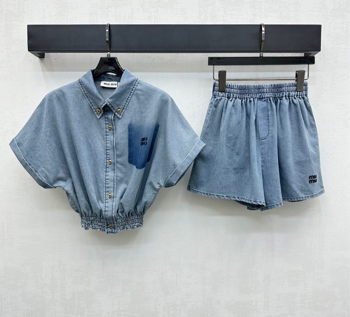 NO:434600,Miumi*2025 new product launch denim top shorts set customized YB imported cotton denim material breathable and comfortable, delicate texture The top is adjusted with open-clad buttons, and the upper body is advanced and slimming, adding layered styling, and the chest is decorated with iconic letter printed logo to highlight the brand tone. Face and accessories are developed. Wide sleeves and shorts shirt jackets are paired with elastic waist shorts in the same series. Details echo up and down. Daily commuting sets are casual and fashionable. High-end version,,miumiu, shorts, jackets & coats,shirts,T-shirt,alexander wang19860909Miumi*2025新品上架牛仔上衣短裤套装定制YB进口全棉牛仔材质 透气舒适 质感细腻 上衣饰以开襟纽扣调节压褶设计 上身高级显瘦 增添造型层次感 胸前融入标志性字母印花徽标装饰 彰显品牌调性 面辅料开发 阔袖短袖衬衫外套搭配同系列弹力腰短裤 细节上下呼应 日常通勤成套穿搭休闲时髦  高版本,,miumiu,shorts,jackets & coats,shirts,T-shirt,alexander wang,Women's clothing