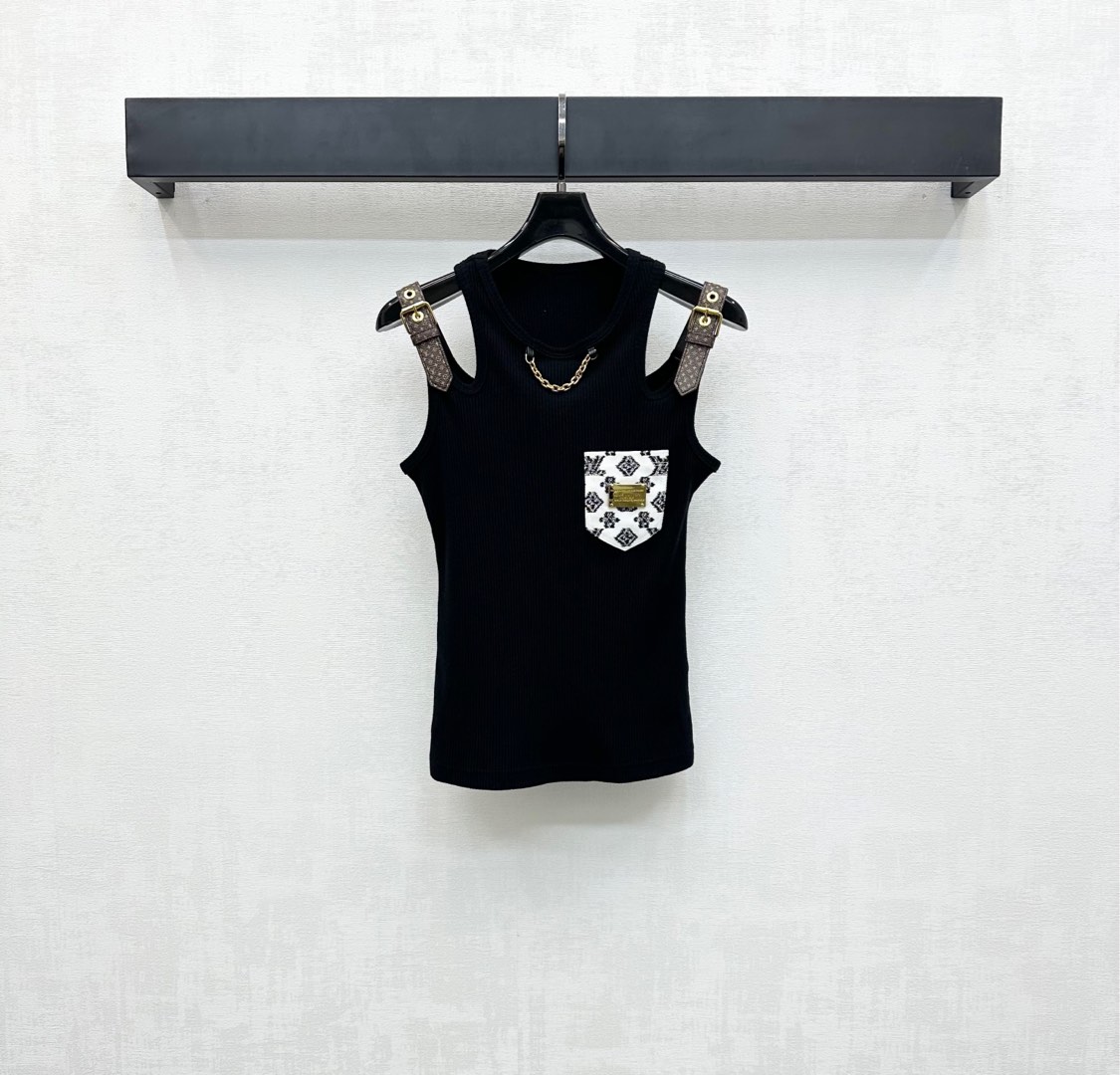 NO:435041,Louis Vuitto*2025 new product leather shoulder strap chain vest custom YB imported high elastic twill cotton material, comfortable and breathable, the texture of the vertical pit strips is more slim, combined with the iconic four-leaf clover letter leather shoulder strap design, add layered look, the letters on the chest echo the denim pocket and neckline logo chain, highlight the brand tone, highlight the high-end feeling of outfit, make simple styles look exquisite, develop facial accessories, slim vest style cut, casual matching, show loose and luxurious temperament, single wear layering, highlight the colorful and fashionable high version 2 colors,,louis vuitton,alexander wang19860909Louis Vuitto*2025新品上架皮肩带链条背心定制YB进口高弹斜纹全棉材质 舒适透气好穿 通体竖坑条纹理视觉更为显瘦 配合标志性四叶草字母皮革双肩带设计 增添造型层次感 胸前字母牛仔口袋和领口徽标链条呼应 彰显品牌调性 亮眼满分 凸显穿搭高级感 让简单款式穿出个性精致 面辅料开发 修身背心版型剪裁 随意搭配穿搭尽显松弛轻奢气质 单穿叠穿出彩时髦 高版本2色,,louis vuitton,alexander wang,Women's clothing