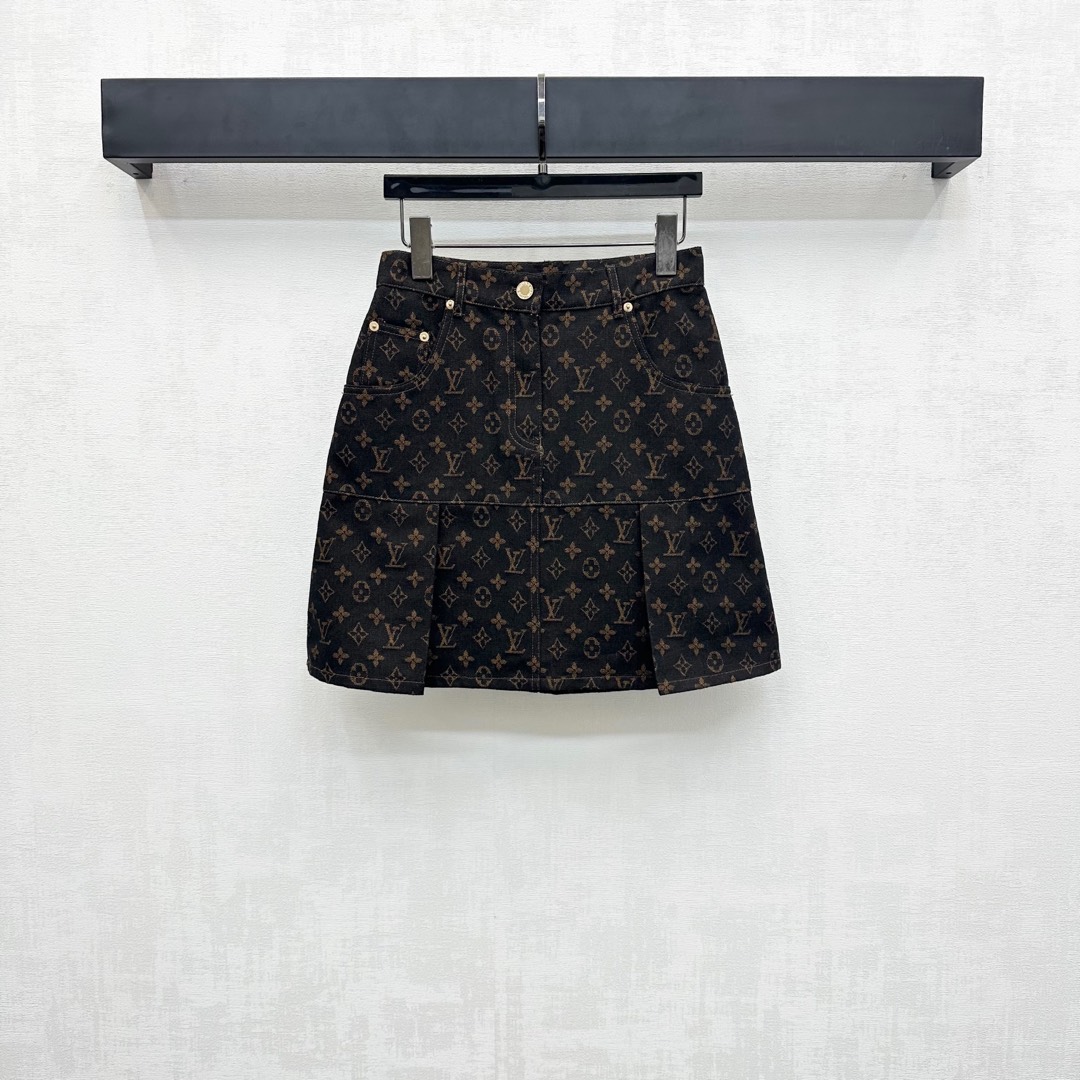 NO:435047,Louis Vuitto*2025 new product is available on the shelves of Jacquard Fishtail Denim Skirt Customized YB imported twill cotton denim material Soft and comfortable and breathable Repeated enzyme washing process Process Not easy to dye and decolorize, cut more in line with the human body lines High-waist buckle symmetrical pocket style with pleated fishtail hem design Add a sense of styling layering The whole body is full of the signature four-leaf clover letter jacquard logo elements to highlight the brand tone Developed Facial auxiliary materials pleated A-line skirt tailoring Commuting casual matching and outfits are brilliant and fashionable High-version, louis vuitton, skirts, alexander wang19860909Louis Vuitto*2025新品上架提花鱼尾牛仔半裙定制YB进口斜纹棉牛仔材质 柔软舒适透气 反复酵素水洗工艺处理 不易染色脱色 剪裁更符合人体线条 高腰系扣对称口袋版型配合压褶鱼尾裙摆设计 增添造型层次感 通体满印标志性四叶草字母提花徽标元素 彰显品牌调性 面辅料开发 压褶A字半裙剪裁 通勤休闲随意搭配穿搭出彩时髦 高版本,,louis vuitton,skirts,alexander wang,Women's clothing