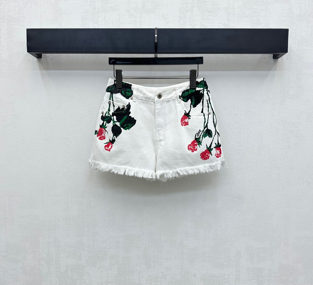 NO:435049,Loew*2025 new product is available on rose denim shorts customized YB imported twill cotton denim material, soft and skin-friendly and comfortable. The whole body is decorated with asymmetrical red rose green leaf print pattern to highlight the brand tone. The style is refreshing and literary. With the floc-shaped wool edges of the trouser legs, it adds a sense of styling. Unruly and freely highlights the charm of long legs. The surface auxiliary materials are developed. High-waist button shorts cut. Easy to highlight the charm of long legs. The casual outfit is loose and fashionable. High-version, loewe, shorts, alexander wang19860909Loew*2025新品上架玫瑰花牛仔短裤定制YB进口斜纹全棉牛仔材质 柔软亲肤舒适 通体白色为底色点缀不对称红色玫瑰绿叶印花图案 彰显品牌调性 风格清爽文艺 配合裤腿边絮状毛边处理 增添造型层次感 不羁自由轻松突出长腿魅力 面辅料开发 高腰系扣短裤剪裁 轻松突出长腿魅力 随意穿搭松弛时髦  高版本,,loewe,shorts,alexander wang,Women's clothing