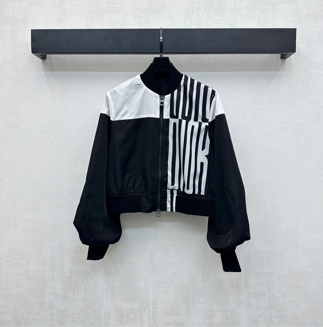 NO:435052,Dio*2025 new product launches the letters of the fly jacket jacket customized YB imported environmentally friendly nylon material, glossy, comfortable and stylish, both with asymmetrical distribution of black and white blocks and letter printed logo elements, highlighting the brand tone, with threaded edge elastic adjustment design, more casual and flexible, adding a sense of styling, surface auxiliary materials development, short zipper jacket tailoring, meets various needs, and wears fashionable and trendy at will. High-end version,,dior, jackets & coats, jackets & coats, alexander wang19860909Dio*2025新品上架字母飞行夹克外套定制YB进口环保尼龙材质 光泽舒适有型 正反面均饰以不对称分布黑白色块和字母印花徽标元素 彰显品牌调性 配合螺纹包边松紧调节设计更为休闲灵活 增添造型层次感 面辅料开发 短款拉链夹克外套剪裁 满足多种需求搭配 随意穿搭时髦潮流 高版本,,dior,jackets & coats,jackets & coats,alexander wang,Women's clothing