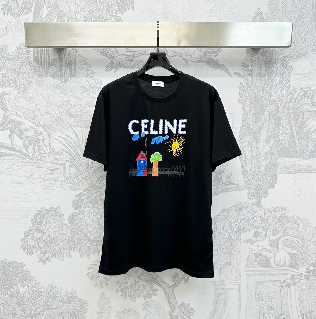 NO:435050,Celin*2025 new product is available on the shelves of round collar painted prints, customized YB imported native cotton material, breathable and comfortable, full texture, made of gram-weight pure cotton, draped and textured, presenting a slimming visual effect, the front of the chest is restored by printing technology, and decorated with iconic letters and logo patterns to highlight the brand tone, surface and auxiliary materials development, regular short-sleeved T-shirt tailoring, create a personalized style, single wear and inner wear is brilliant and fashionable, high version 2 colors,,celine, T-shirt,tees, t-shirt,alexander wang19860909Celin*2025新品上架圆领彩绘印花定制YB进口原生全棉材质 透气舒适 质感十足 采用克重纯棉制成 垂坠质感十足 呈现显瘦视觉效果 胸前沿用印花工艺还原色彩 搭配标志性字母徽标图案点缀装饰 彰显品牌调性 面辅料开发 常规短袖T恤剪裁 打造个性风格 单穿内搭都出彩时髦 高版本2色,,celine,T-shirt,tees，t-shirt,alexander wang,Women's clothing