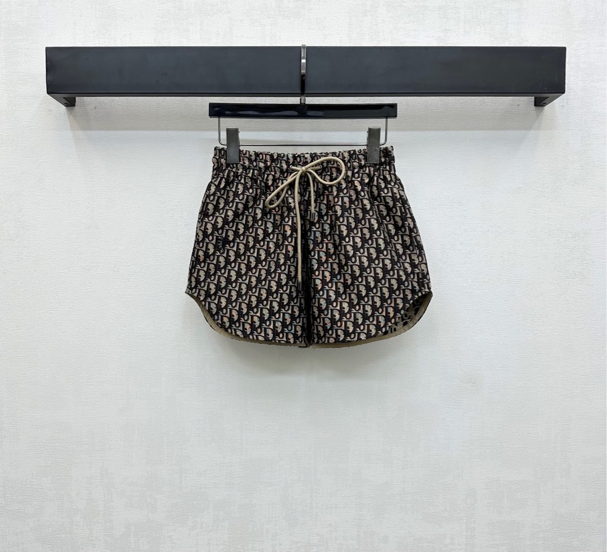 NO:435056,Dio*2025 new product launches on the shelves of Jacquard Drawstring Shorts Customized YB imported jacquard material with high-quality texture, crisp and stylish, full-print iconic letter jacquard elements, combined with single-sided CD bee embroidered logo decoration to highlight the brand tone, waist contrast drawstring adjustment to modify body shape symmetrical pocket design, add styling sense of styling, surface auxiliary material development, high waist drawstring shorts cut, daily commuting and date outfit retro fashionable, high version, dior, shorts, alexander wang19860909Dio*2025新品上架提花抽绳短裤定制YB进口提花材质 质感高级 挺括有型 通体满印标志性字母提花元素 配合单侧CD蜜蜂刺绣徽标装饰 彰显品牌调性 腰间撞色抽绳调节修饰身型对称插兜口袋设计 增添造型层次感 面辅料开发 高腰抽绳短裤剪裁 日常通勤约会穿搭复古时髦  高版本,,dior,shorts,alexander wang,Women's clothing