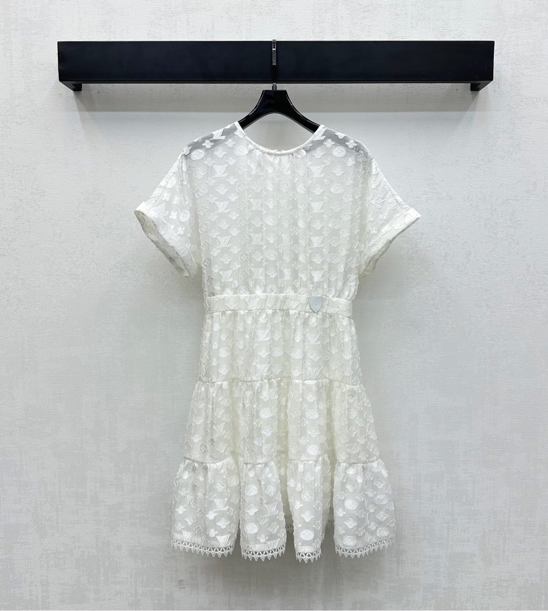 NO:435419,Louis Vuitto*2025 new product is available on the shelves of the jacquard short-sleeved dress with custom YB imported jacquard material. Comfortable and delicate waist-tailed tailor-cut waist-hugging effect. It is agile and elegant combination with the layered cake skirt, which highlights the waist-hist line. The proportional advantages of the short upper and long lower length. The whole body is full of four-leaf clover element letter jacquard logo to highlight the brand tone and highlight the high-end exquisiteness. The development of auxiliary materials for the round neck short-sleeved dress with three-dimensional cut and slim fit. The adjustment design of the leather logo zipper on the back slit to add a sense of styling. The upper body is full of fashionable and elegant. It is easy to wear during daily commuting and vacation to create a fashionable feeling. High-version,,louis vuitton, skirts, T-shirt, alexander wang19860909Louis Vuitto*2025新品上架提花短袖连衣裙定制YB进口提花材质 舒适细腻腰身立裁起到收腰效果 配合层叠蛋糕裙摆灵动飘逸 更凸显腰胯线条 上短下长的比例优势 通体满印四叶草元素字母提花徽标 彰显品牌调性 凸显高级精致感 面辅料开发 圆领短袖连衣裙剪裁 立体裁剪利落修身 沿用皮标拉链后背开衩调节设计 增添造型层次感 上身充满时尚优雅气息 日常通勤度假轻松穿搭出洋气感  高版本,,louis vuitton,skirts,T-shirt,alexander wang,Women's clothing