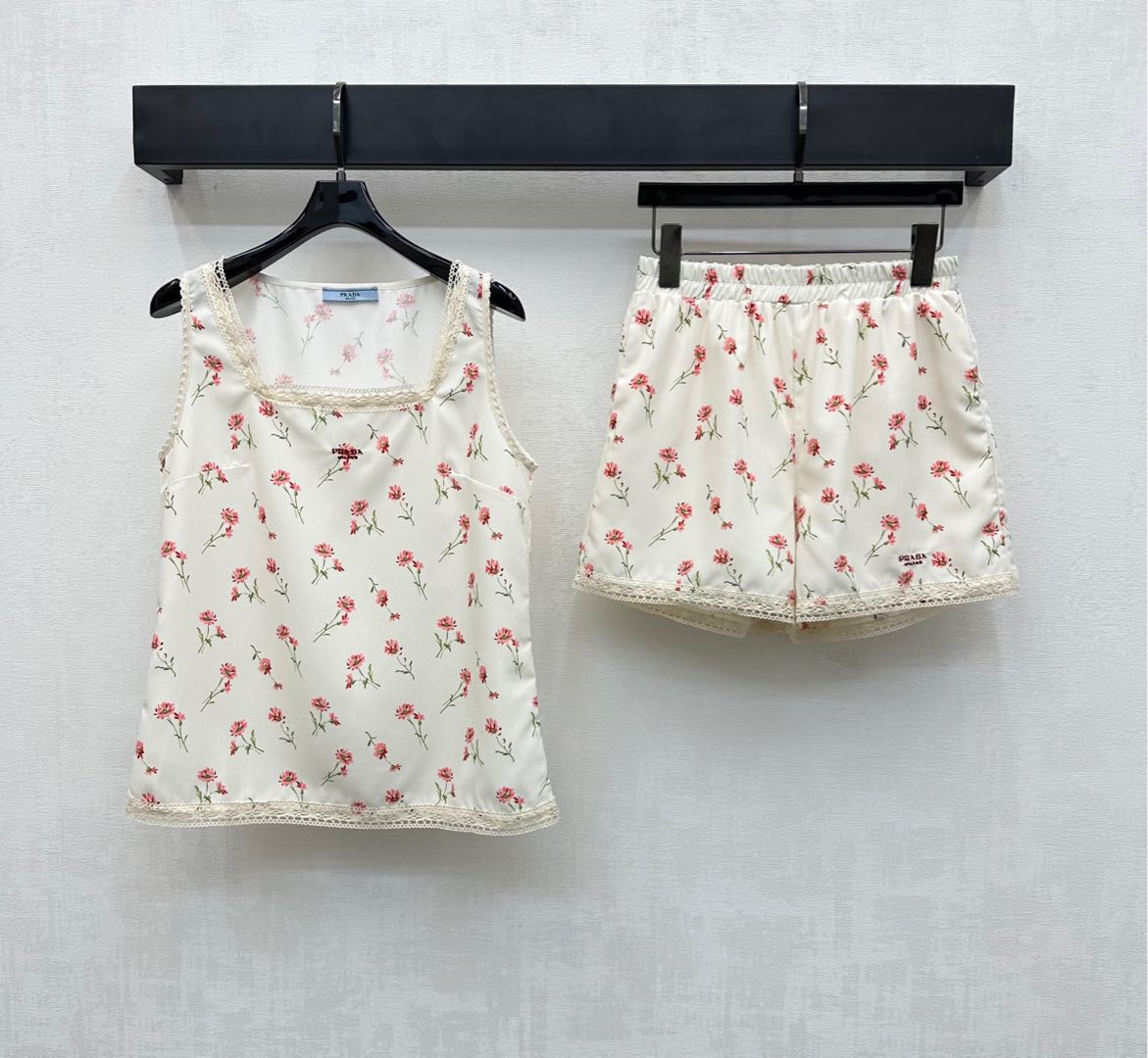 NO:435425,Prad*2025 new product launches lace lace vest shorts set customized YB imported twill cotton material, breathable and comfortable to wear, large body full of floral pattern elements, lace lace splicing decoration with neckline cuff hem, add layering, overall age-reducing style, chest trousers are embroidered with iconic letter embroidery logo, highlighting the brand tone, surface auxiliary material development, square neck vest loose legs shorts cut, complete set of dressing is well-behaved and sweet, high version, prada, shorts, alexander wang19860909Prad*2025新品上架蕾丝花边背心短裤套装定制YB进口斜纹全棉材质 透气舒适好穿 大身满印碎花图案元素 配合领口袖口下摆蕾丝花边拼接装饰 增添造型层次感 整体减龄洋气 胸前裤腿点缀标志性字母刺绣徽标 彰显品牌调性 面辅料开发 方领背心松腿短裤剪裁 成套穿搭乖巧甜美 高版本,,prada,shorts,alexander wang,Women's clothing