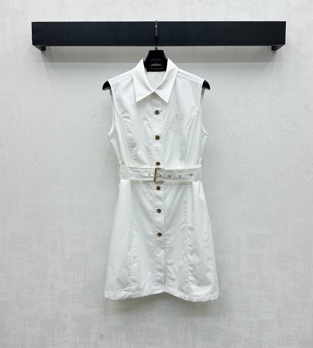 NO:435408,Louis Vuitto*2025 new product launches hollow lapel vest skirt custom YB imported twill cotton material breathable and comfortable and stylish, decorated with full-card snap buckle adjustment, combined with the perforated belt adjustment design of this cloth, add layered look, the chest is embroidered with the iconic hollow embroidered letter logo, highlighting the brand tone, surface auxiliary material development, sleeveless dress tailoring, commuting and date dress simple and fashionable, high version 2 colors,,louis vuitton, skirts,alexander wang19860909Louis Vuitto*2025新品上架镂空翻领背心裙定制YB进口斜纹全棉材质 透气舒适有型 饰以全开襟按扣调节 配合本布穿孔腰带调节设计 增添造型层次感 胸前点缀标志性镂空绣花字母徽标 彰显品牌调性 面辅料开发 无袖连衣裙剪裁 通勤约会穿搭简约时髦 高版本2色,,louis vuitton,skirts,alexander wang,Women's clothing