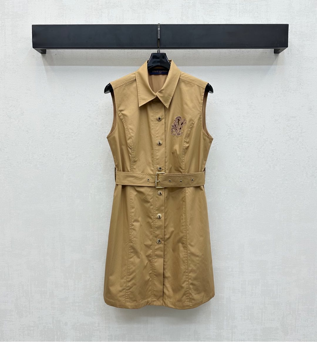 NO:435414,Louis Vuitto*2025 new product launches hollow lapel vest skirt custom YB imported twill cotton material breathable and comfortable and stylish, decorated with full-card snap buckle adjustment, combined with the perforated belt adjustment design of this cloth, add layered look, the chest is embroidered with the iconic hollow embroidered letter logo, highlighting the brand tone, surface auxiliary material development, sleeveless dress tailoring, commuting and date dress simple and fashionable, high version 2 colors,,louis vuitton, skirts,alexander wang19860909Louis Vuitto*2025新品上架镂空翻领背心裙定制YB进口斜纹全棉材质 透气舒适有型 饰以全开襟按扣调节 配合本布穿孔腰带调节设计 增添造型层次感 胸前点缀标志性镂空绣花字母徽标 彰显品牌调性 面辅料开发 无袖连衣裙剪裁 通勤约会穿搭简约时髦 高版本2色,,louis vuitton,skirts,alexander wang,Women's clothing