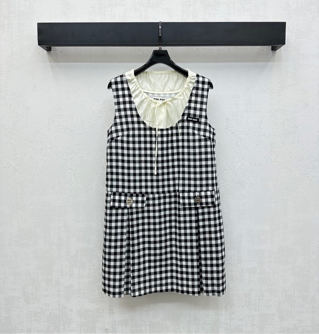NO:435417,Miumi*2025 new product is on the shelves of plaid drawstring vest skirt custom YB imported linen material, comfortable and stylish texture, black and white plaid elements and spliced ​​contrasting collar drawstring adjustment design, add styling layering, details highlight taste, iconic letter logo decoration on the chest, highlight brand tone, pleated skirt cutting and details improve the exquisiteness, easy to divide the upper and lower proportions and modify lines, surface auxiliary materials development, sleeveless dress tailoring, echoing the refreshing vacation atmosphere of the hot summer, high-end version,,miumiu, skirts,alexander wang19860909Miumi*2025新品上架格纹抽绳背心裙定制YB进口亚麻材质 质感舒适有型 通体黑白格纹元素配合拼接撞色领口抽绳调节设计 增添造型层次感 细节凸显品味 胸前点缀标志性字母徽标装饰 彰显品牌调性 褶裙摆裁剪和细节提升精致度 轻松划分上下比例修饰线条 面辅料开发 无袖连衣裙剪裁 呼应炎炎夏日的清爽度假气息  高版本,,miumiu,skirts,alexander wang,Women's clothing