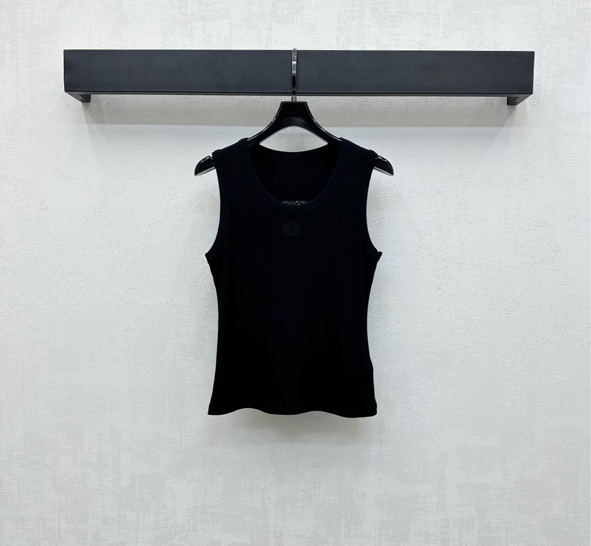 NO:435423,Loew*2025 new product is on the shelves of hollow embroidery vest custom YB imported twill cotton material, comfortable and elastic, delicate vertical pit stripes texture and hollow embroidered flower design on the back to add layering of the shape, embroidered totem logo on the chest to highlight the brand tone, highlight the high-end feeling of outfit, make simple styles look exquisite, surface auxiliary materials development, slim vest style cut, showing loose and light luxury and fashionable temperament, the first choice for single wear in four seasons, high version 2 colors,,loewe,alexander wang19860909Loew*2025新品上架镂空刺绣背心定制YB进口斜纹全棉材质 舒适弹力好穿 通体细腻竖坑条纹肌理配合后背镂空刺绣花卉设计 增添造型层次感 胸前居中点缀刺绣图腾徽标 彰显品牌调性 凸显穿搭高级感 让简单款式穿出个性精致 面辅料开发 修身背心版型剪裁 尽显松弛轻奢时髦气质 四季单穿叠穿首选 高版本2色,,loewe,alexander wang,Women's clothing