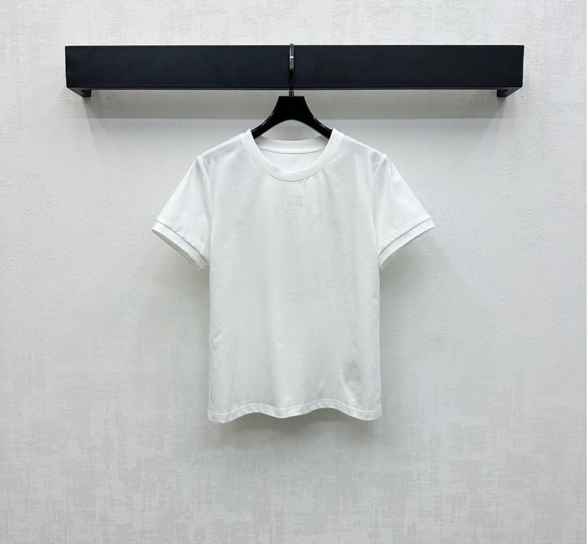 NO:435435,Loew*2025 new product is available for shelves, custom-made YB imported mercerized cotton material, comfortable and breathable, and easy to wear. Hollow embroidered floral design on the back to add layering. Embroidered totem logo on the chest center to highlight the brand tone sense of high-end outfits, allowing simple styles to show personality and exquisite. Developed with auxiliary materials. Round neck short-sleeved T-shirt style cut to show relaxed and light and fashionable temperament. The first choice for single wear in all seasons. High-end version 3 colors,,loewe, T-shirt,tees, t-shirt,alexander wang19860909Loew*2025新品上架镂空刺绣定制YB进口丝光全棉材质 舒适透气好穿 后背镂空刺绣花卉设计 增添造型层次感 胸前居中点缀刺绣图腾徽标 彰显品牌调性 凸显穿搭高级感 让简单款式穿出个性精致 面辅料开发 圆领短袖T恤版型剪裁 尽显松弛轻奢时髦气质 四季单穿叠穿首选 高版本3色,,loewe,T-shirt,tees，t-shirt,alexander wang,Women's clothing