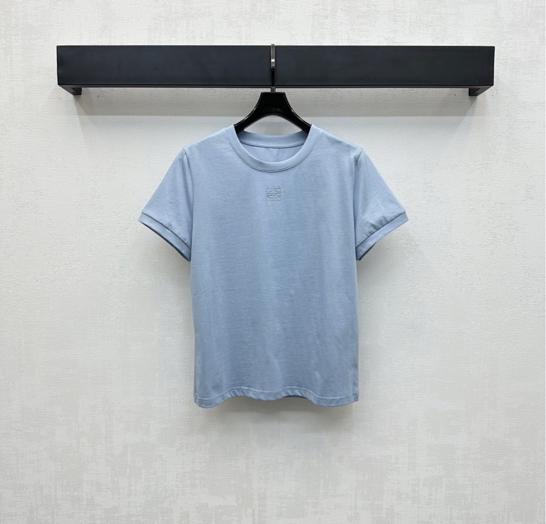 NO:435426,Loew*2025 new product is available for shelves, custom-made YB imported mercerized cotton material, comfortable and breathable, and easy to wear. Hollow embroidered floral design on the back to add layering. Embroidered totem logo on the chest center to highlight the brand tone, highlight the high-end feeling of outfits, and make simple styles look exquisite. Developed with accessories. Round neck short-sleeved T-shirt style cut to show relaxed and light and fashionable temperament. The first choice for single wear in all seasons. High-end version 3 colors,,loewe, T-shirt,tees, t-shirt,alexander wang19860909Loew*2025新品上架镂空刺绣定制YB进口丝光全棉材质 舒适透气好穿 后背镂空刺绣花卉设计 增添造型层次感 胸前居中点缀刺绣图腾徽标 彰显品牌调性 凸显穿搭高级感 让简单款式穿出个性精致 面辅料开发 圆领短袖T恤版型剪裁 尽显松弛轻奢时髦气质 四季单穿叠穿首选 高版本3色,,loewe,T-shirt,tees，t-shirt,alexander wang,Women's clothing