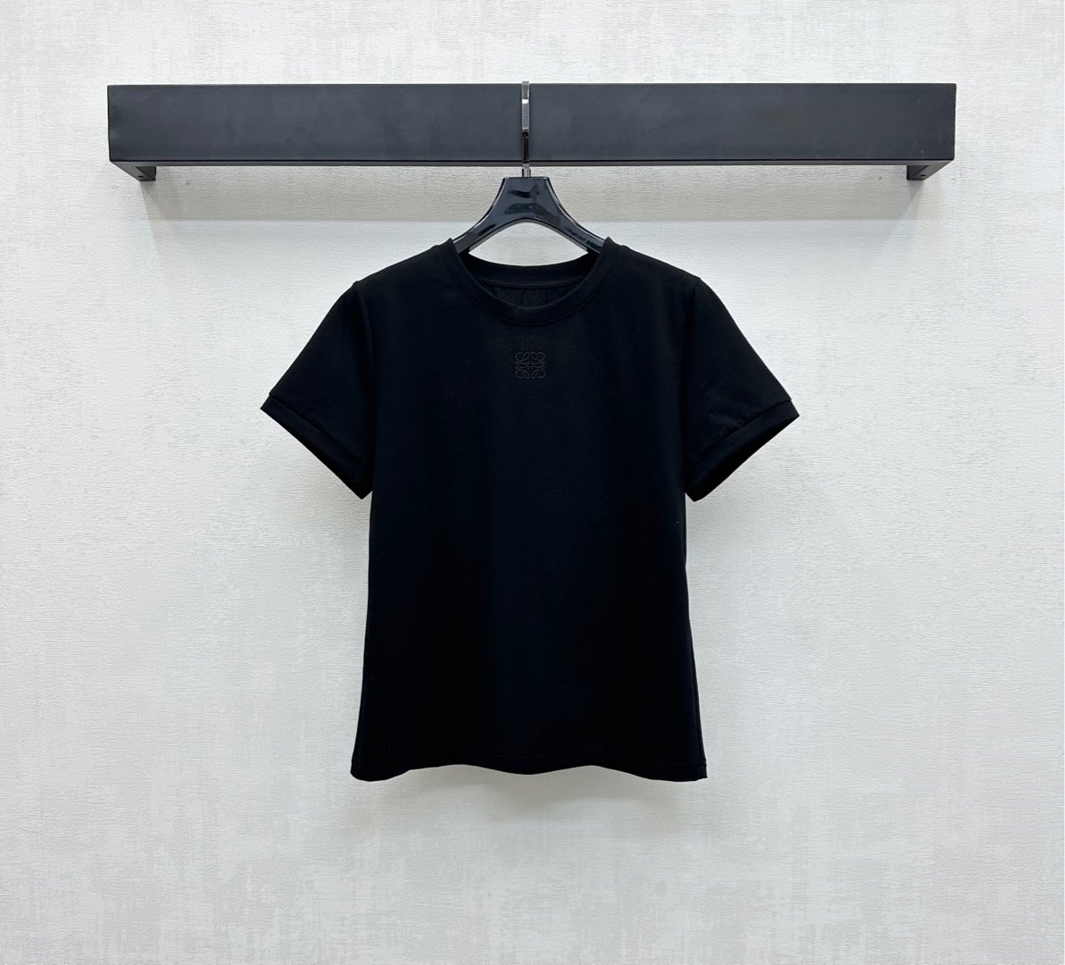 NO:435429,Loew*2025 new product is available for shelves, custom-made YB imported mercerized cotton material, comfortable and breathable, and easy to wear. Hollow embroidered floral design on the back to add layering. Embroidered totem logo on the chest center to highlight the brand tone, highlight the high-end feeling of outfits, and make simple styles look exquisite. Developed with accessories. Round neck short-sleeved T-shirt style cut to show relaxed and light and fashionable temperament. The first choice for single wear in all seasons. High-end version 3 colors,,loewe, T-shirt,tees, t-shirt,alexander wang19860909Loew*2025新品上架镂空刺绣定制YB进口丝光全棉材质 舒适透气好穿 后背镂空刺绣花卉设计 增添造型层次感 胸前居中点缀刺绣图腾徽标 彰显品牌调性 凸显穿搭高级感 让简单款式穿出个性精致 面辅料开发 圆领短袖T恤版型剪裁 尽显松弛轻奢时髦气质 四季单穿叠穿首选 高版本3色,,loewe,T-shirt,tees，t-shirt,alexander wang,Women's clothing