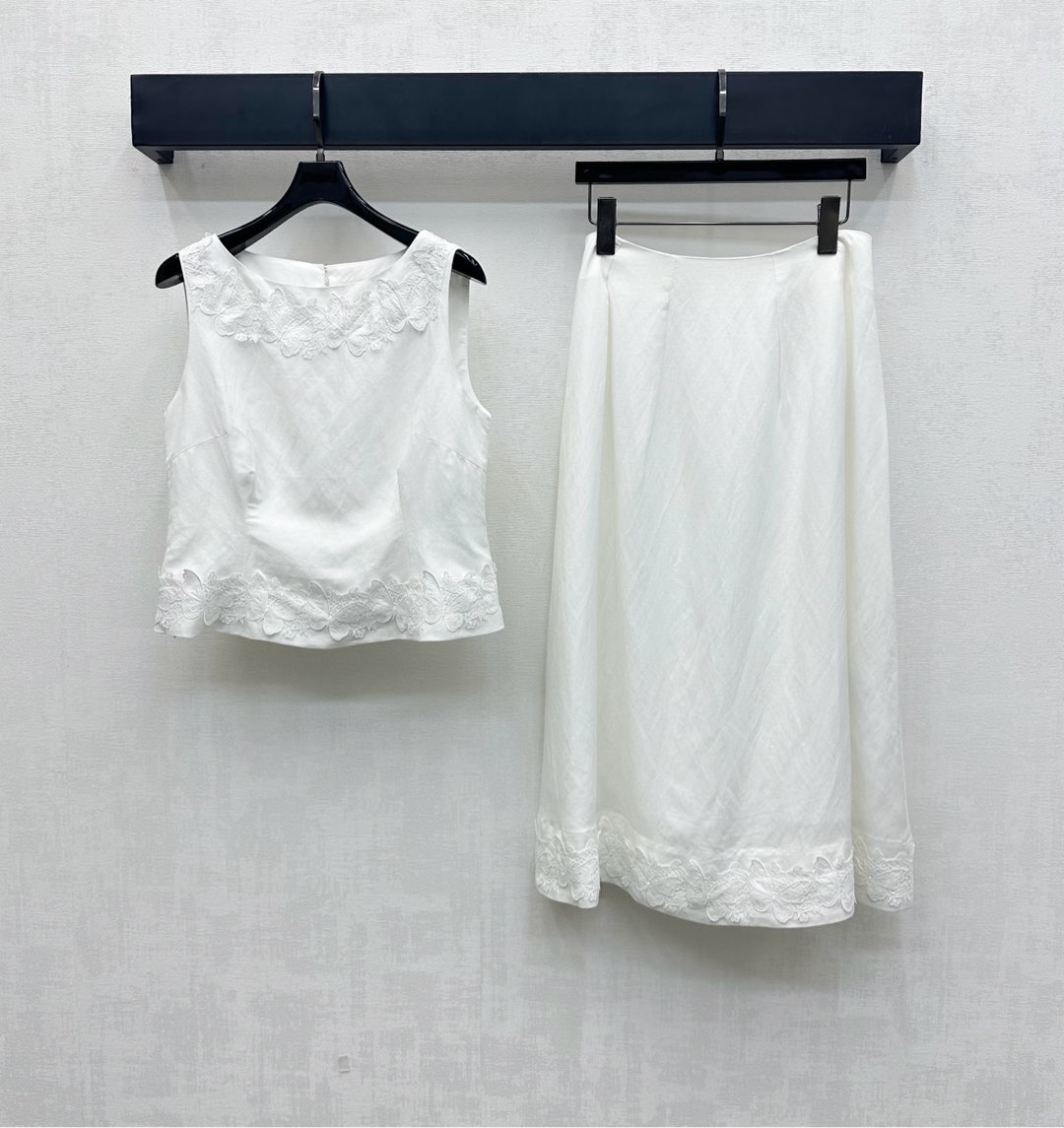 NO:435853,Valentin*'s new linen vest skirt set is customized YB imported linen cotton material. The texture is obvious, breathable and skin-enhancing, facial auxiliary materials development, vest skirt set, the collar hem of the top is decorated with heavy industry embroidered butterflies, highlighting the brand tone, neatly silhouette and inclusive figure, which complement the details of the skirt. Combined with the umbrella-shaped A-swing design, add layering to the styling, easily highlighting the charm of long legs, and the set is loose and fashionable. High-version, valentino, skirts, alexander wang19860909Valentin*新品上架亚麻背心半裙套装定制YB进口亚麻棉材质 肌理明显 透气养肤 面辅料开发 背心半身裙套装 上衣领口下摆沿用重工绣花蝴蝶点缀装饰 彰显品牌调性 利落廓形包容身材 与裙摆细节呼应相得益彰 配合伞状A摆设计 增添造型层次感 轻松突出长腿魅力 成套穿搭松弛时髦 高版本,,valentino,skirts,alexander wang,Women's clothing