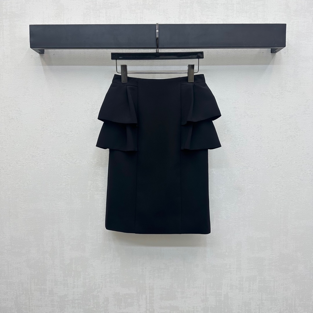 NO:435827,Valentin*'s new product is on the shelves of the ruffled skirt, custom YB imported acetic acid material, smooth and comfortable, the hem is slit and slim, super long legs, and adds a sense of styling. Combined with the double-layer lace decoration of the two hips, it shows the brand's tone. The development of surface accessories, straight mid-length skirt cut, casual outfits are elegant and fashionable. High-version, valentino, skirts, alexander wang19860909Valentin*新品上架荷叶边半裙定制YB进口醋酸材质 光泽垂顺舒适 裙摆沿用开衩设计勾勒曲线 显瘦超显腿长 增添造型层次感 配合两胯荷叶双层花边装饰 彰显品牌调性 面辅料开发 直筒中长半裙剪裁 随意穿搭优雅时髦 高版本,,valentino,skirts,alexander wang,Women's clothing