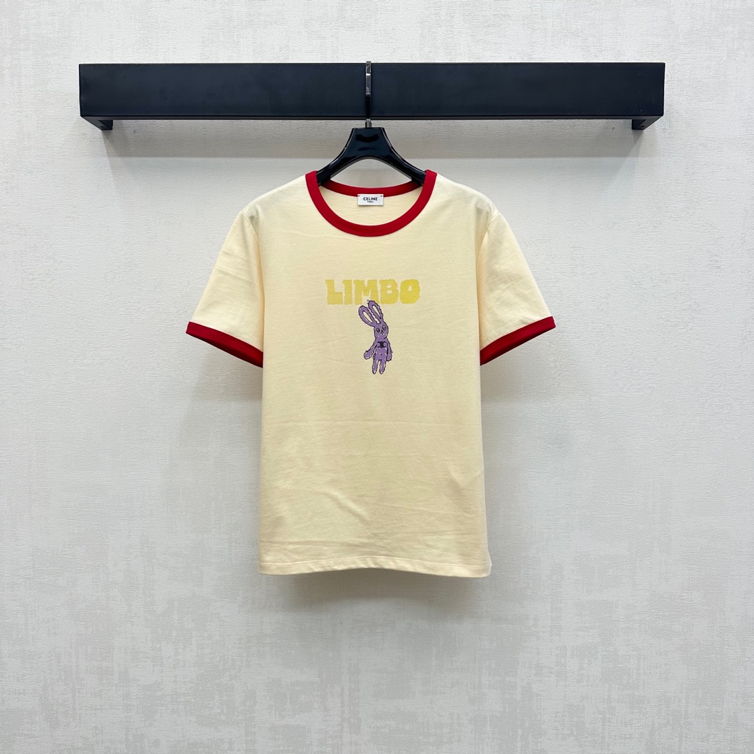 NO:435850,Celin*'s new product is on the shelves of round neck print T custom YB imported native cotton material, comfortable and breathable, full texture, Voxel color base with collar cuffs, red edge design, add layered look, iconic letters rabbit print pattern decoration on the chest, highlight the brand tone, surface auxiliary material development, regular short-sleeved T-shirt tailoring, create a personalized style, single wear inner wear is brilliant and fashionable, high-end version, celine, T-shirt,tees, t-shirt,alexander wang19860909Celin*新品上架圆领印花T定制YB进口原生全棉材质 舒适透气 质感十足 通体素色打底配合领口袖口沿用红色包边设计 增添造型层次感 胸前点缀标志性字母兔子印花图案装饰 彰显品牌调性 面辅料开发 常规短袖T恤剪裁 打造个性风格 单穿内搭都出彩时髦  高版本,,celine,T-shirt,tees，t-shirt,alexander wang,Women's clothing