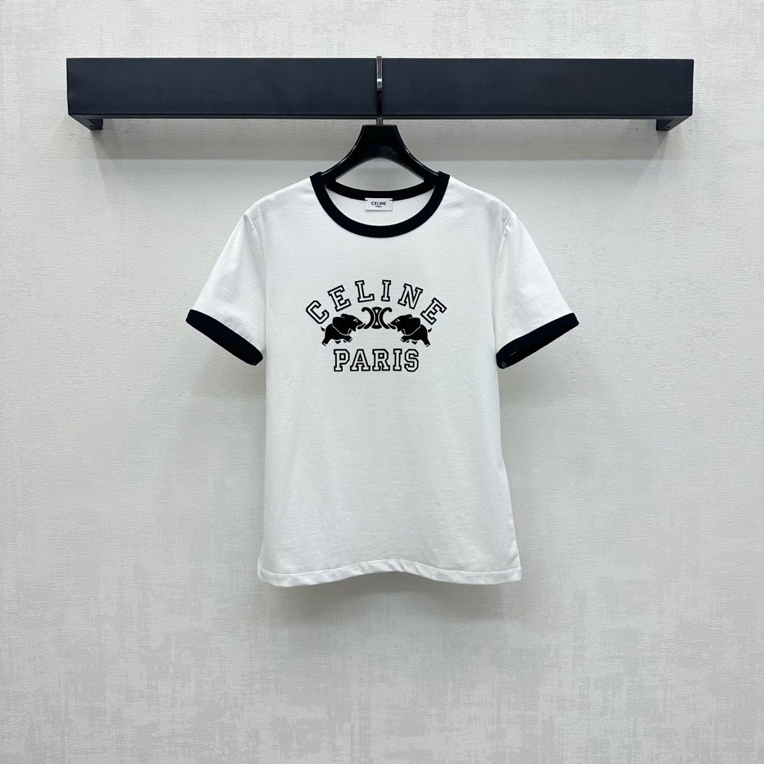 NO:435847,Celin*'s new product is on the shelves of round neck print T custom YB imported native cotton material, comfortable and breathable, full texture, voxel color base with collar cuff contrasting edge design, add layered look, iconic letters elephant print pattern decoration on the chest, highlighting the brand's tone surface auxiliary material development, regular short-sleeved T-shirt tailoring, create a personalized style, single wear and inner wear is brilliant and fashionable, high-end version, celine, T-shirt,tees, t-shirt,alexander wang19860909Celin*新品上架圆领印花T定制YB进口原生全棉材质 舒适透气 质感十足 通体素色打底配合领口袖口撞色包边设计 增添造型层次感 胸前点缀标志性字母大象印花图案装饰 彰显品牌调性面辅料开发 常规短袖T恤剪裁 打造个性风格 单穿内搭都出彩时髦  高版本,,celine,T-shirt,tees，t-shirt,alexander wang,Women's clothing