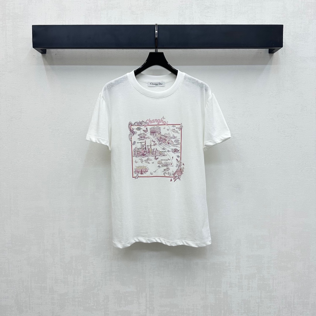 NO:435843,Dio*'s new product is on the shelves of round neck painted prints, customized YB imported twill cotton, breathable and comfortable, full texture, full of texture, printing process to restore the color with the front of the chest, embellished and decorated with letters and slogans, to highlight the brand tone, simple and atmospheric upper body, surface auxiliary material development, round neck short-sleeved T-shirt tailoring, single layered out, fashionable, high-version, dior, T-shirt, tees, t-shirt, alexander wang19860909Dio*新品上架圆领彩绘印花定制YB进口斜纹棉材质 透气舒适 质感十足胸前沿用印花工艺还原色彩 搭配字母标语图案点缀装饰 彰显品牌调性 上身简约大气 面辅料开发 圆领短袖T恤剪裁 单穿叠穿出彩时髦  高版本,,dior,T-shirt,tees，t-shirt,alexander wang,Women's clothing