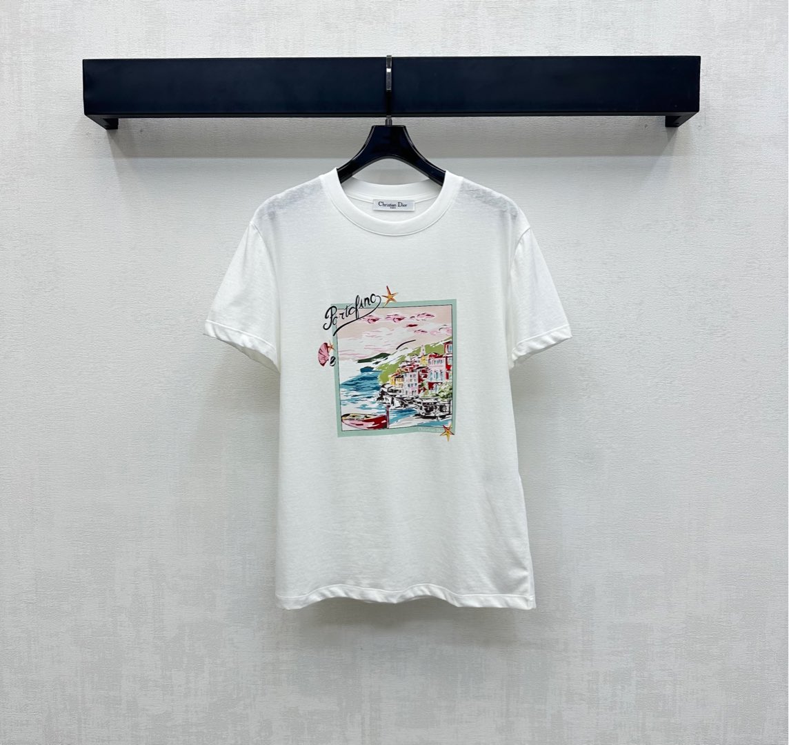 NO:435829,Dio*'s new product is on the shelves of round neck painted prints, customized YB imported twill cotton, breathable and comfortable, full texture, the front edge of the chest is restored by printing technology, and decorated with letters and slogans, to show the brand tone, the upper body is simple and atmospheric, surface auxiliary materials development, round neck short-sleeved T-shirt tailoring, single layering is brilliant and fashionable, high-version, dior, T-shirt, tees, t-shirt, alexander wang19860909Dio*新品上架圆领彩绘印花定制YB进口斜纹棉材质 透气舒适 质感十足 胸前沿用印花工艺还原色彩 搭配字母标语图案点缀装饰 彰显品牌调性 上身简约大气 面辅料开发 圆领短袖T恤剪裁 单穿叠穿出彩时髦 高版本,,dior,T-shirt,tees，t-shirt,alexander wang,Women's clothing