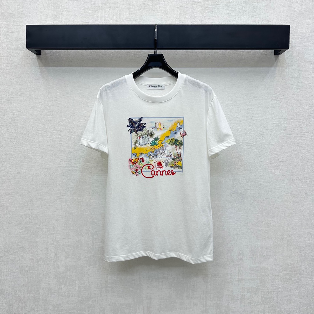 NO:435835,Dio*'s new product is on the shelves of round neck painted prints and customized YB imported twill cotton material, breathable and comfortable, full texture, large-area painting techniques, outline tropical coconut tree resort island patterns, embellish the letters and slogan patterns, highlight the brand tone, the upper body is simple and atmospheric, surface auxiliary materials development, round neck short-sleeved T-shirt tailoring, single layering, and fashionable, high-version, dior, T-shirt, tees, t-shirt, alexander wang19860909Dio*新品上架圆领彩绘印花定制YB进口斜纹棉材质 透气舒适 质感十足 通体以大面积彩绘手法 勾勒热带椰树度假岛屿图案 点缀字母标语图案 彰显品牌调性 上身简约大气 面辅料开发 圆领短袖T恤剪裁 单穿叠穿出彩时髦  高版本,,dior,T-shirt,tees，t-shirt,alexander wang,Women's clothing