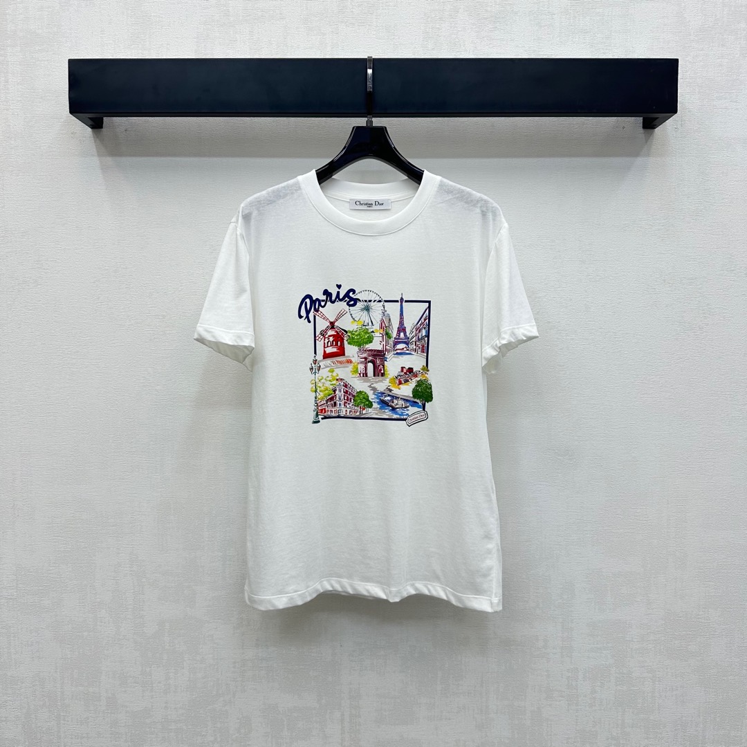 NO:435831,Dio*'s new product is on the shelves of round neck painted prints and customized YB imported twill cotton. Breathable and comfortable. Full texture. Full body with large-area painting techniques. Outline the architectural style pattern of the Paris Tower. Engraving letters and slogan patterns to show the brand tone. The upper body is simple and atmospheric. The surface and auxiliary materials are developed. The round neck short-sleeved T-shirt tailoring. Single layering is brilliant and fashionable. High-version, dior, T-shirt,tees, t-shirt,alexander wang19860909Dio*新品上架圆领彩绘印花定制YB进口斜纹棉材质 透气舒适 质感十足通体以大面积彩绘手法 勾勒巴黎铁塔建筑风格图案 点缀字母标语图案 彰显品牌调性 上身简约大气 面辅料开发 圆领短袖T恤剪裁 单穿叠穿出彩时髦  高版本,,dior,T-shirt,tees，t-shirt,alexander wang,Women's clothing
