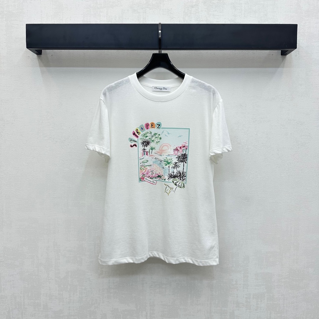 NO:435839,Dio*'s new product is on the shelves of round neck painted prints and customized YB imported twill cotton material, breathable and comfortable, full texture, large-area painting techniques, outline tropical coconut tree resort island patterns, embellish the letters and slogan patterns, highlight the brand tone, the upper body is simple and atmospheric, surface auxiliary materials development, round neck short-sleeved T-shirt tailoring, single layering, and fashionable, high-version, dior, T-shirt, tees, t-shirt, alexander wang19860909Dio*新品上架圆领彩绘印花定制YB进口斜纹棉材质 透气舒适 质感十足 通体以大面积彩绘手法 勾勒热带椰树度假岛屿图案 点缀字母标语图案 彰显品牌调性 上身简约大气 面辅料开发 圆领短袖T恤剪裁 单穿叠穿出彩时髦  高版本,,dior,T-shirt,tees，t-shirt,alexander wang,Women's clothing