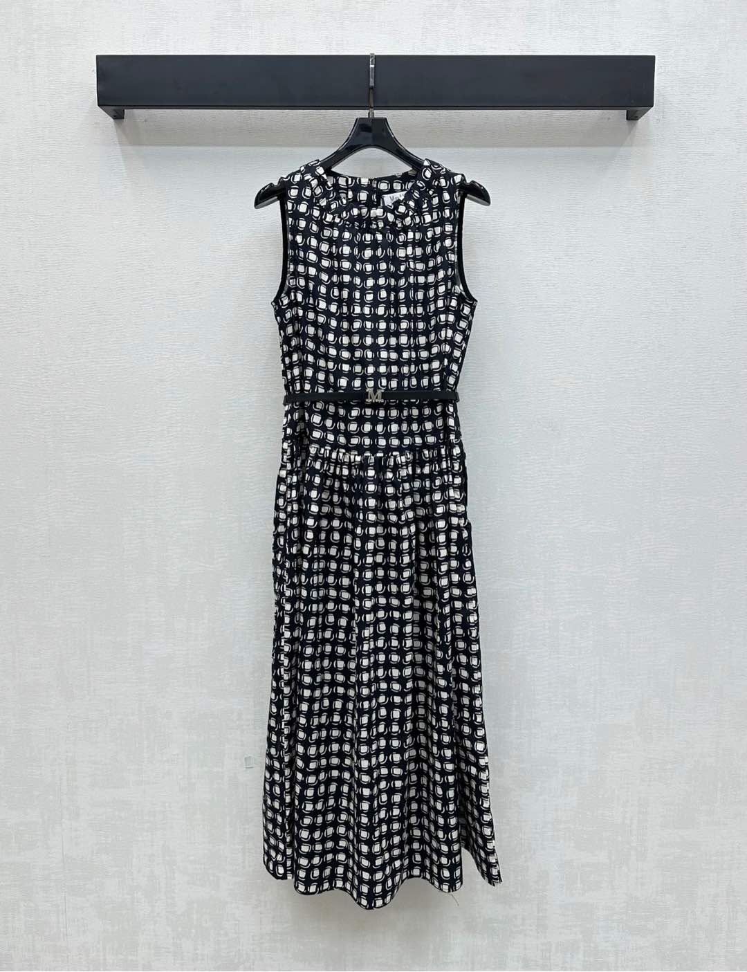 NO:435842,Maxmar*'s new product is on the shelves of rattan plaid vest skirt, customized YB imported twill cotton material, crisp, comfortable and stylish, not easy to wrinkle, the whole body rattan plaid printed texture skirt hem pleated treatment, add layered look, waist perforated belt adjustment design modify outline waist shape, and with the iconic letter metal logo decoration, highlight the brand tone, surface auxiliary material development, sleeveless dress tailoring, vacation date outfit high-end fashion, high-end version, skirts, alexander wang19860909Maxmar*新品上架藤格纹背心裙定制YB进口斜纹棉材质 挺括舒适有型 不易起皱 通体藤格纹印花纹理裙摆压褶处理 增添造型层次感 腰间穿孔腰带调节设计修饰勾勒腰型 配合标志性字母金属徽标装饰 彰显品牌调性 面辅料开发 无袖连衣裙剪裁 度假约会穿搭高级时髦  高版本,,skirts,alexander wang,Women's clothing