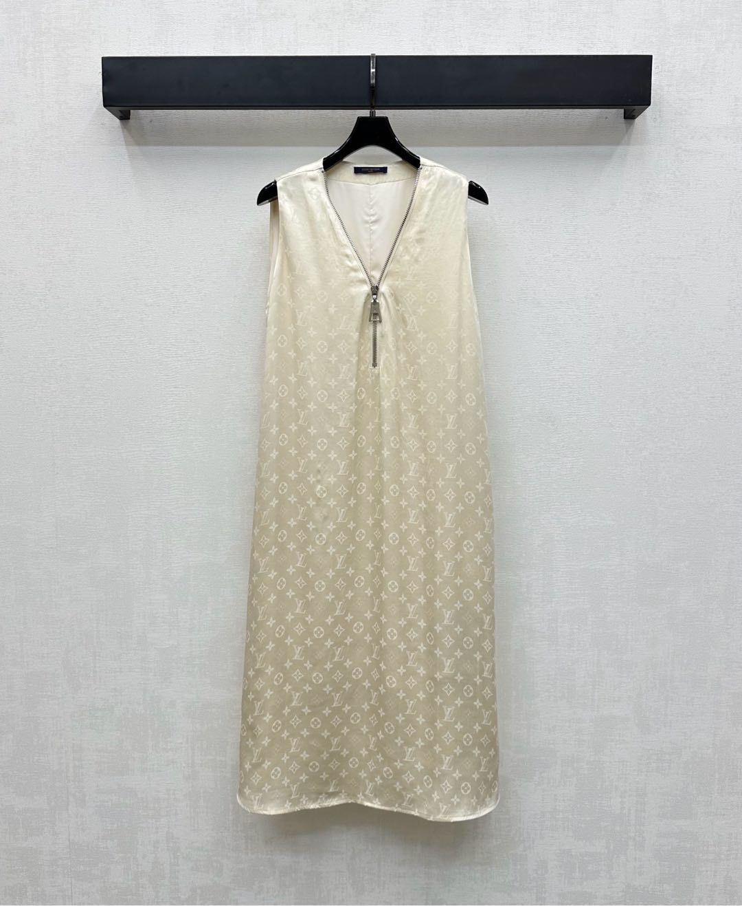 NO:436169,Louis Vuitto*2025 new product is available for the shelves of Jacquard Sleeveless Dress Customized YB imported jacquard cotton material, smooth and comfortable, full-printed four-leaf clover element letter jacquard logo, highlighting the brand tone, highlighting the sense of high-end exquisiteness, decorated with half-clad zipper adjustment design, convenient to put on and take off, adding a sense of styling, surface auxiliary material development, V-neck vest skirt tailoring, the upper body is full of fashionable and elegant atmosphere, easy to wear on commuting and vacation to create a fashionable feeling, high version 2 colors,,louis vuitton, skirts, alexander wang19860909Louis Vuitto*2025新品上架提花无袖连衣裙定制YB进口提花人棉材质 光泽垂顺舒适 通体满印四叶草元素字母提花徽标 彰显品牌调性 凸显高级精致感 饰以半开襟拉链调节设计 方便穿脱 增添造型层次感 面辅料开发 V领背心裙剪裁 上身充满时尚优雅气息 通勤度假轻松穿搭出洋气感 高版本2色,,louis vuitton,skirts,alexander wang,Women's clothing