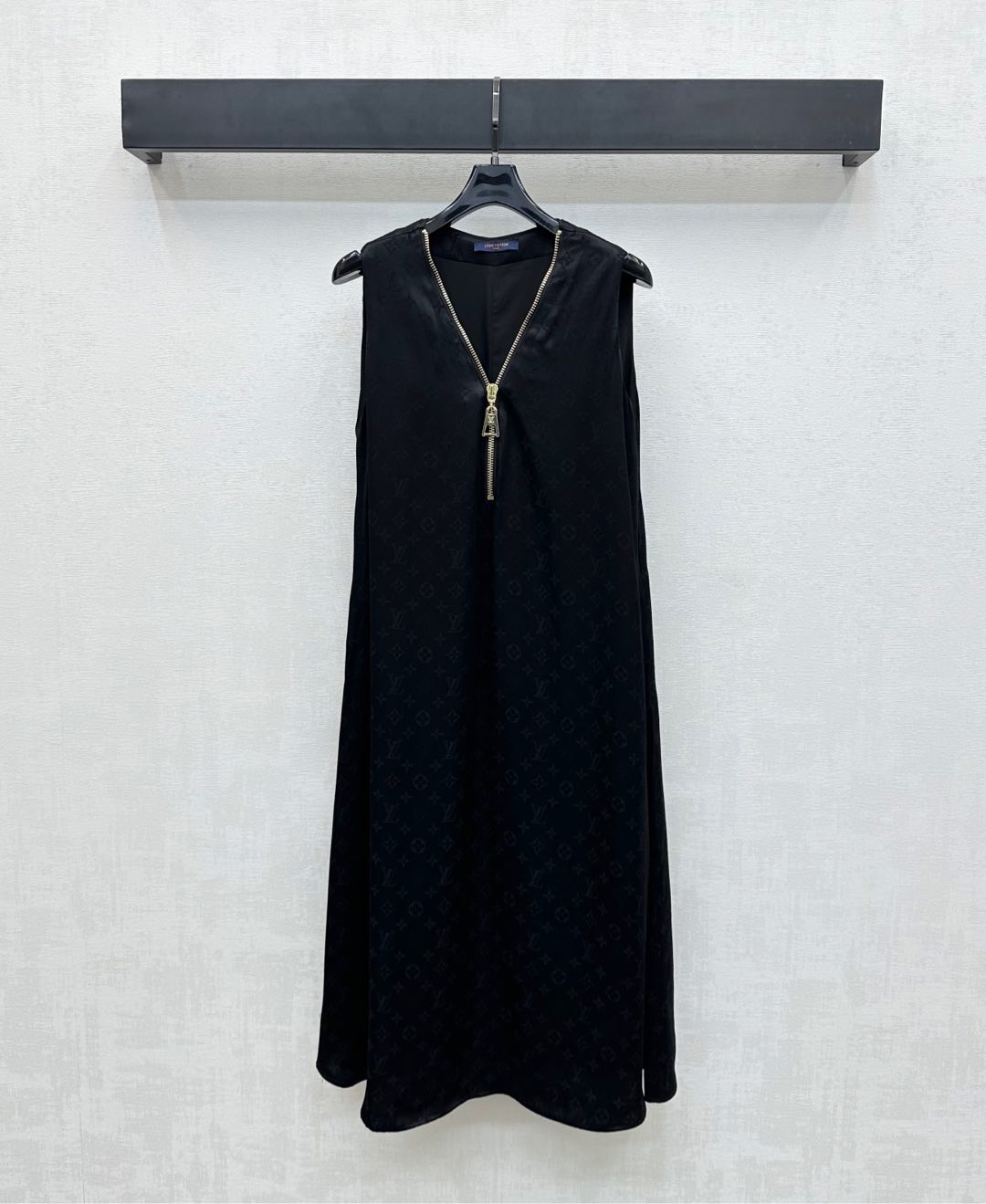 NO:436173,Louis Vuitto*2025 new product is available for the shelves of Jacquard Sleeveless Dress Customized YB imported jacquard cotton material, smooth and comfortable, full-printed four-leaf clover element letter jacquard logo, highlighting the brand tone, highlighting the sense of high-end exquisiteness, decorated with half-clad zipper adjustment design, convenient to put on and take off, adding a sense of styling, facial auxiliary material development, V-neck vest skirt tailoring, the upper body is full of fashionable and elegant atmosphere, easy to wear on commuting and vacation to create a fashionable feeling, high version 2 colors,,louis vuitton, skirts, alexander wang19860909Louis Vuitto*2025新品上架提花无袖连衣裙定制YB进口提花人棉材质 光泽垂顺舒适 通体满印四叶草元素字母提花徽标 彰显品牌调性 凸显高级精致感 饰以半开襟拉链调节设计 方便穿脱 增添造型层次感 面辅料开发 V领背心裙剪裁 上身充满时尚优雅气息 通勤度假轻松穿搭出洋气感 高版本2色,,louis vuitton,skirts,alexander wang,Women's clothing