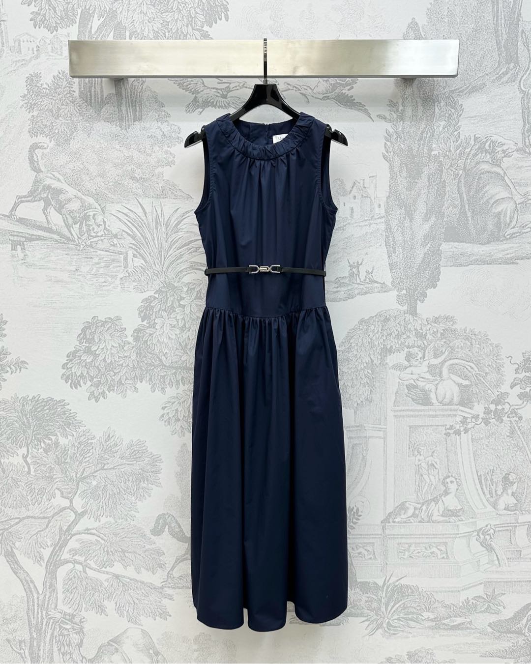 NO:436180,Maxmar*2025 new product is on the shelves of belt vest skirts, customized YB imported twill cotton material, crisp, comfortable and stylish, not easy to wrinkle, Voxel color base, combined with the neckline skirt hem, pleated design to add layering, waist decoration is decorated with leather belt adjustment to outline the waist shape, highlighting the brand tone, surface auxiliary material development, sleeveless dress tailoring, vacation date outfit high-end fashion, high-end version, skirts, alexander wang19860909Maxmar*2025新品上架腰带背心裙定制YB进口斜纹棉材质 挺括舒适有型 不易起皱 通体素色打底 配合领口裙摆采用压褶设计处理 增添造型层次感 腰间饰以皮革腰带调节修饰勾勒腰型 彰显品牌调性 面辅料开发 无袖连衣裙剪裁 度假约会穿搭高级时髦  高版本,,skirts,alexander wang,Women's clothing