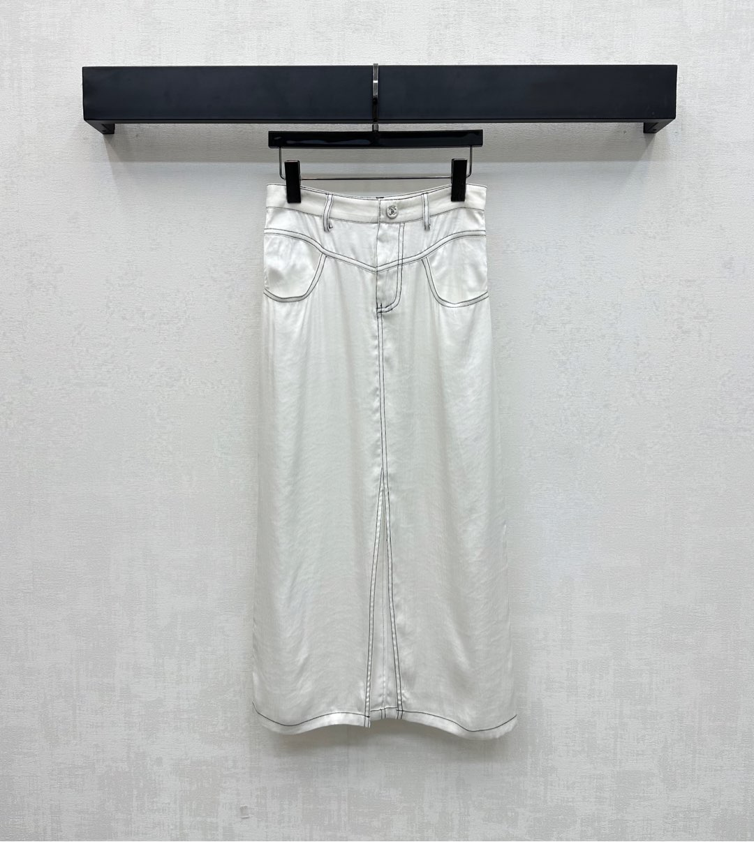 NO:436544,Chane*2025 new product is on the shelves of high-waisted bright-line skirt custom YB imported silk material, smooth and full texture, voxel color and back hip pocket double C logo echo each other, highlighting the brand tone, the hem is slit design, and the curve is outlined with a styling, adding a sense of styling, high-end body shows temperament, surface auxiliary materials development, high-waist buttoned skirt tailoring, can be matched with the same series of vests, complete sets or single wear, and can also be purchased separately. High-version 2 colors 36 38 40,,chanel, skirts, alexander wang19860909Chane*2025新品上架高腰明线半裙定制YB进口人丝材质 光泽垂顺 质感十足 通体素色配合后臀口袋双C徽标相互呼应 彰显品牌调性 裙摆沿用开衩设计勾勒曲线 增添造型层次感 上身高级显气质 面辅料开发 高腰系扣半裙剪裁 可搭配同系列马甲 成套或单穿出彩时髦 也可分开购入搭配 高版本2色36 38 40,,chanel,skirts,alexander wang,Women's clothing