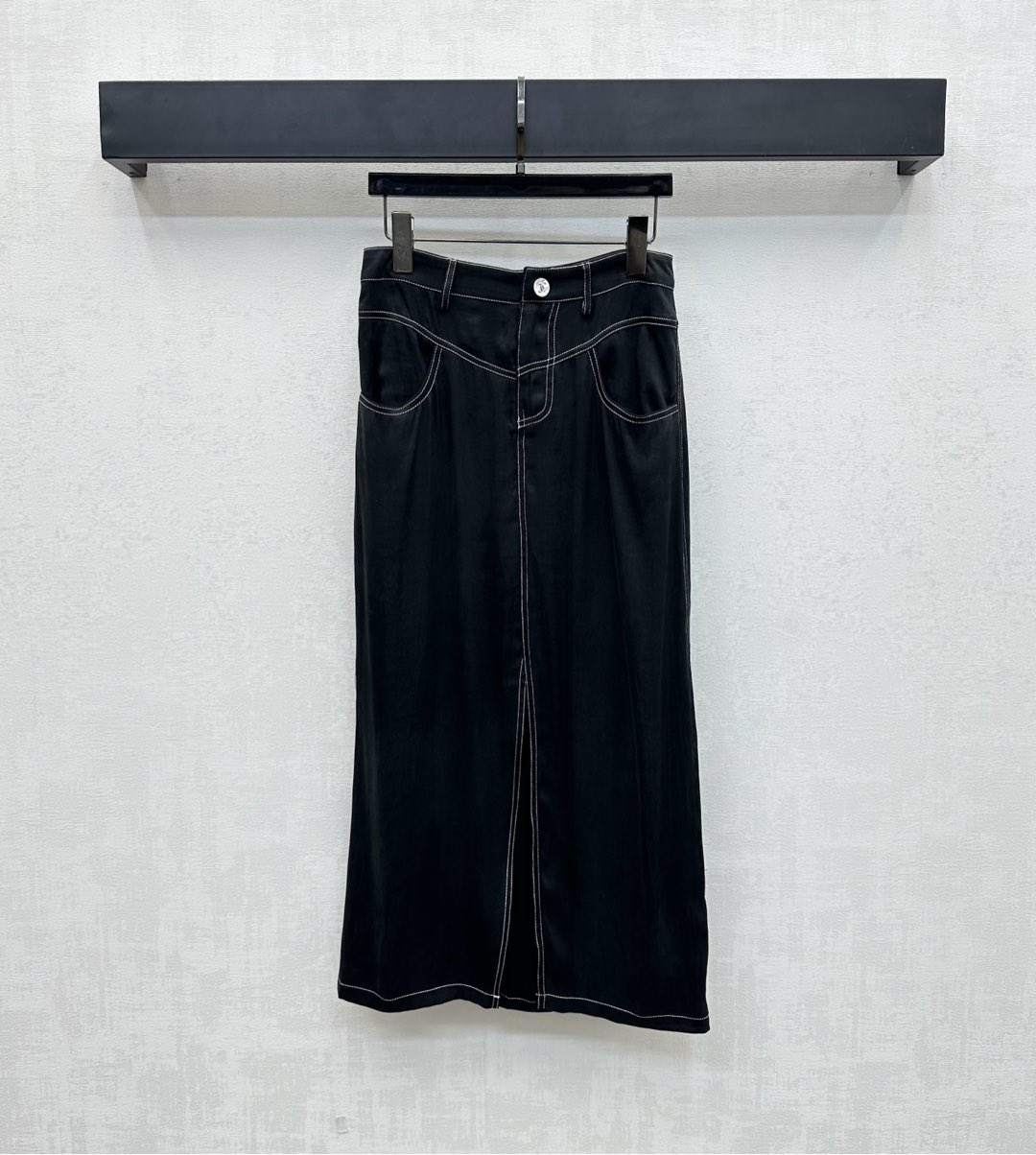 NO:436538,Chane*2025 new product is on the shelves of high-waisted bright-line skirt custom YB imported silk material, smooth and full texture, voxel color and back hip pocket double C logo echo each other, highlighting the brand tone, the hem is slit design, and the curve is outlined with a styling, adding a sense of styling, high-end body shows temperament, surface auxiliary materials development, high-waist buttoned skirt tailoring, can be matched with the same series of vests, complete sets or single wear, and can also be purchased separately. High-version 2 colors 36 38 40,,chanel, skirts, alexander wang19860909Chane*2025新品上架高腰明线半裙定制YB进口人丝材质 光泽垂顺 质感十足 通体素色配合后臀口袋双C徽标相互呼应 彰显品牌调性 裙摆沿用开衩设计勾勒曲线 增添造型层次感 上身高级显气质 面辅料开发 高腰系扣半裙剪裁 可搭配同系列马甲 成套或单穿出彩时髦 也可分开购入搭配 高版本2色36 38 40,,chanel,skirts,alexander wang,Women's clothing