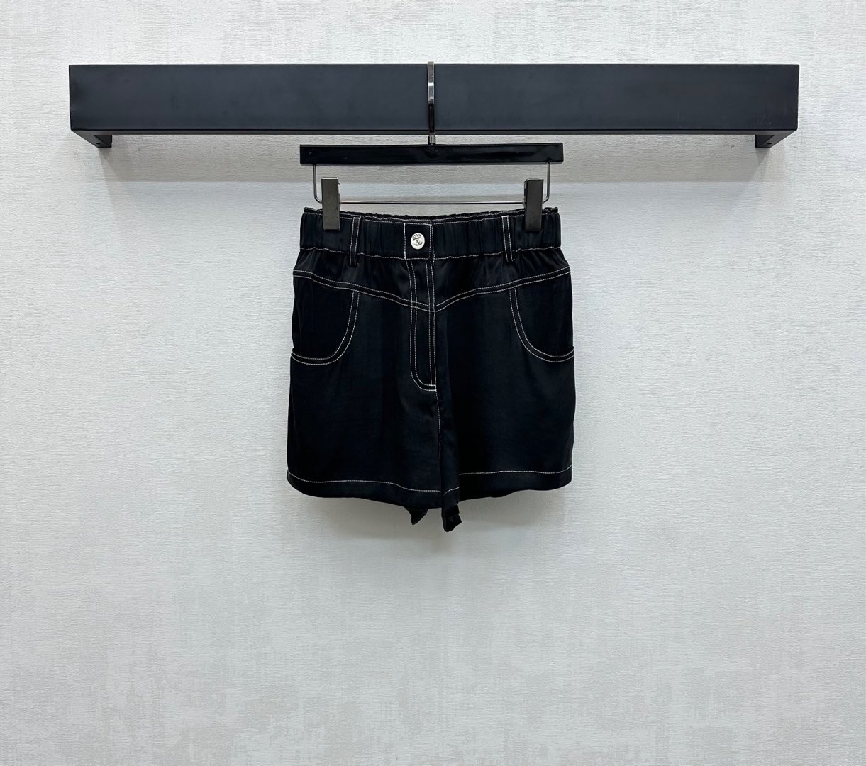 NO:436556,Chane*2025 new product is available on the shelves of high-waisted bright-line shorts customized YB imported silk material, smooth and full texture, voxel color and rear hip pocket double C logo echo each other, highlighting the brand tone, elastic waist adjustment design is used at the waist to add a sense of styling, surface auxiliary materials development High-waist button shorts cut can be matched with the same series of vests, complete sets or single wear to show off, can also be purchased separately, high-version 2 colors 36 38 40, chanel, shorts, alexander wang19860909Chane*2025新品上架高腰明线短裤定制YB进口人丝材质 光泽垂顺 质感十足 通体素色配合后臀口袋双C徽标相互呼应 彰显品牌调性 腰间沿用弹力腰头调节设计 增添造型层次感 面辅料开发 高腰系扣短裤剪裁 可搭配同系列马甲 成套或单穿出彩时髦 也可分开购入搭配 高版本2色36 38 40,,chanel,shorts,alexander wang,Women's clothing